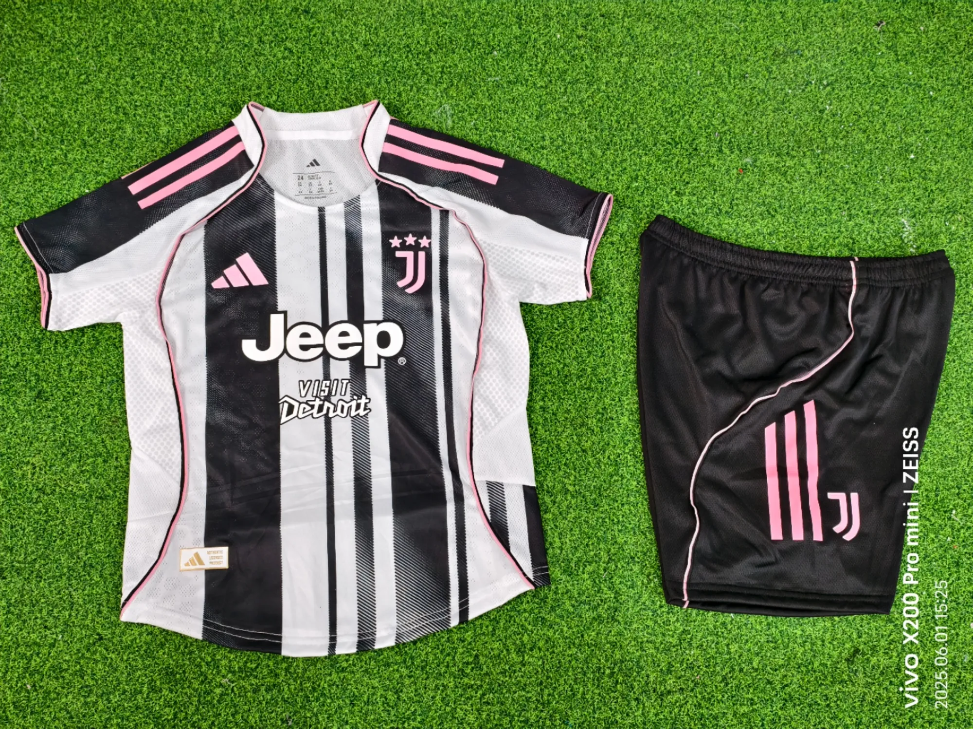 25-26 Juventus Home Kid Kits Player Version Youth Apparels AAAAJersey Wholesale Yupoo 2