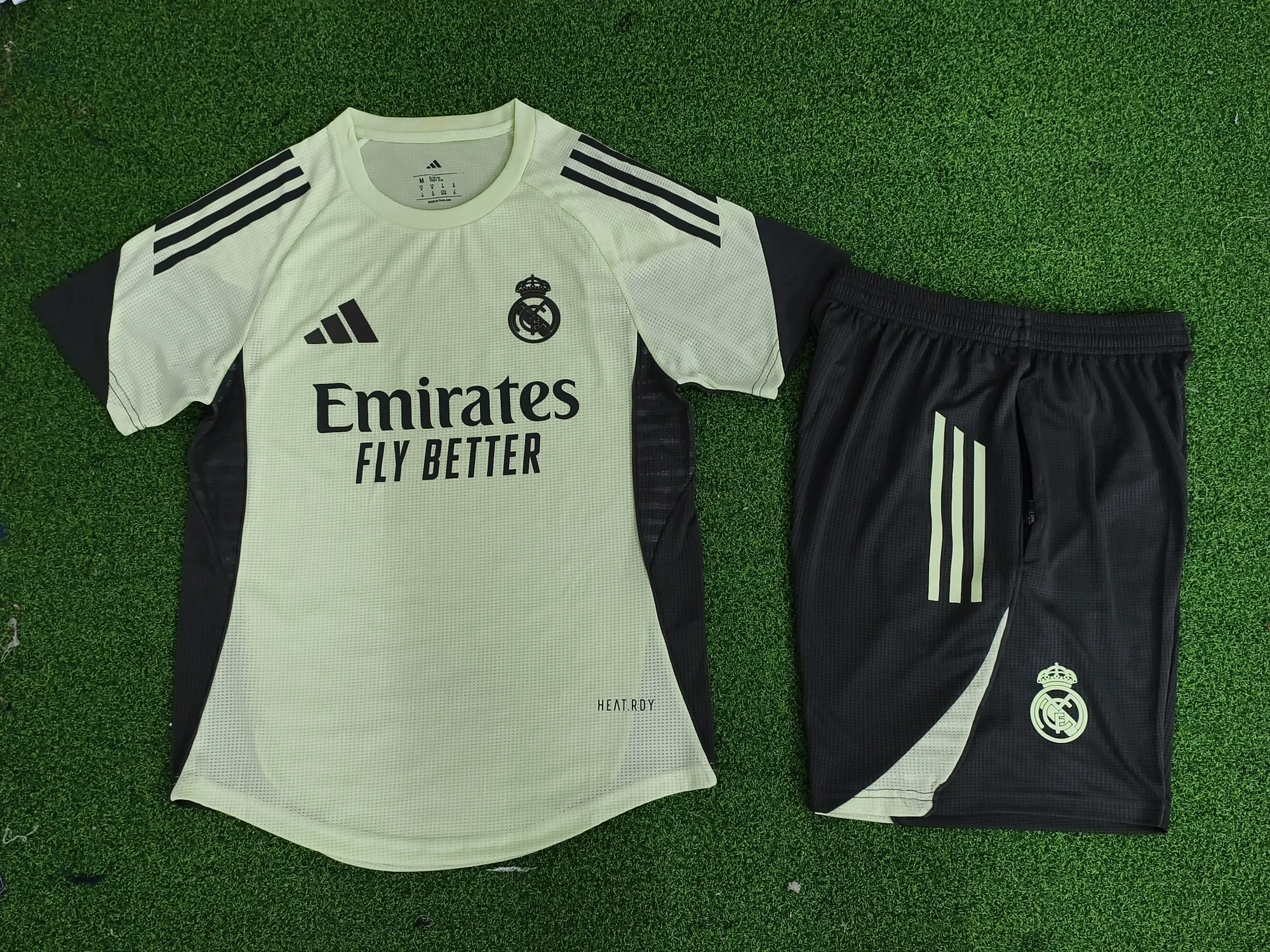 25-26 Real Madrid Training Kid And Aldult Player Version Kits Soccer AAAAJersey Supply Yupoo 4