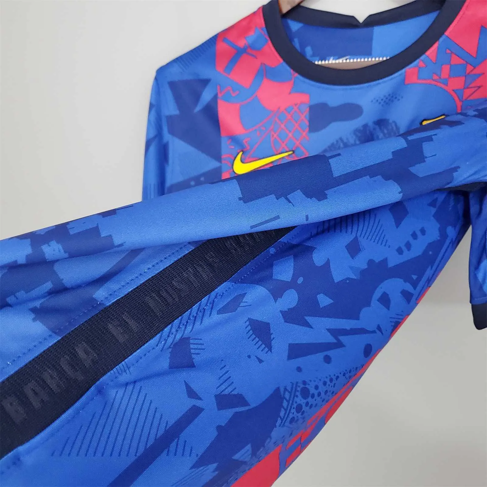 21-22 Barcelona third away 17