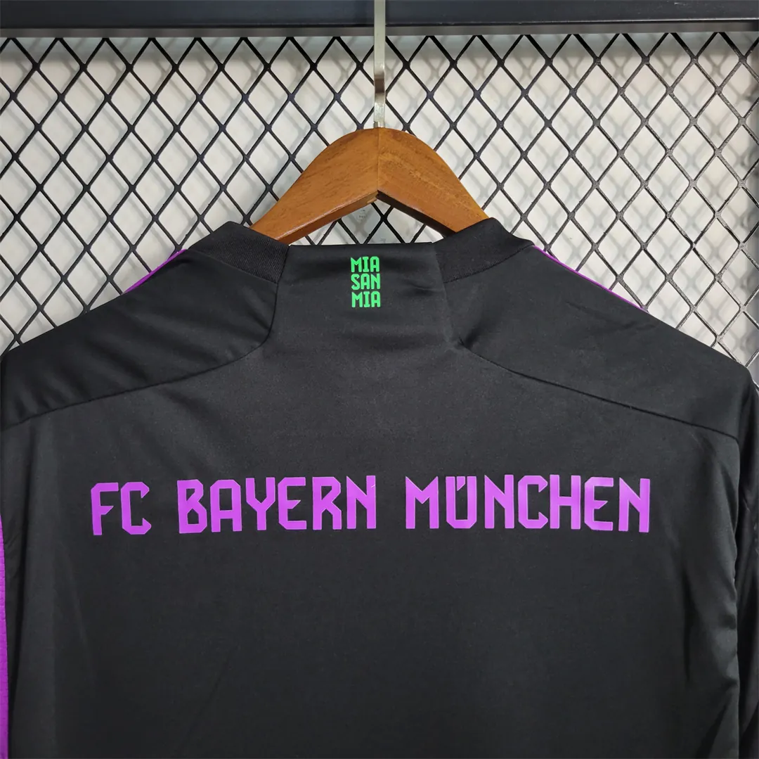 23-24 Bayern away 4
