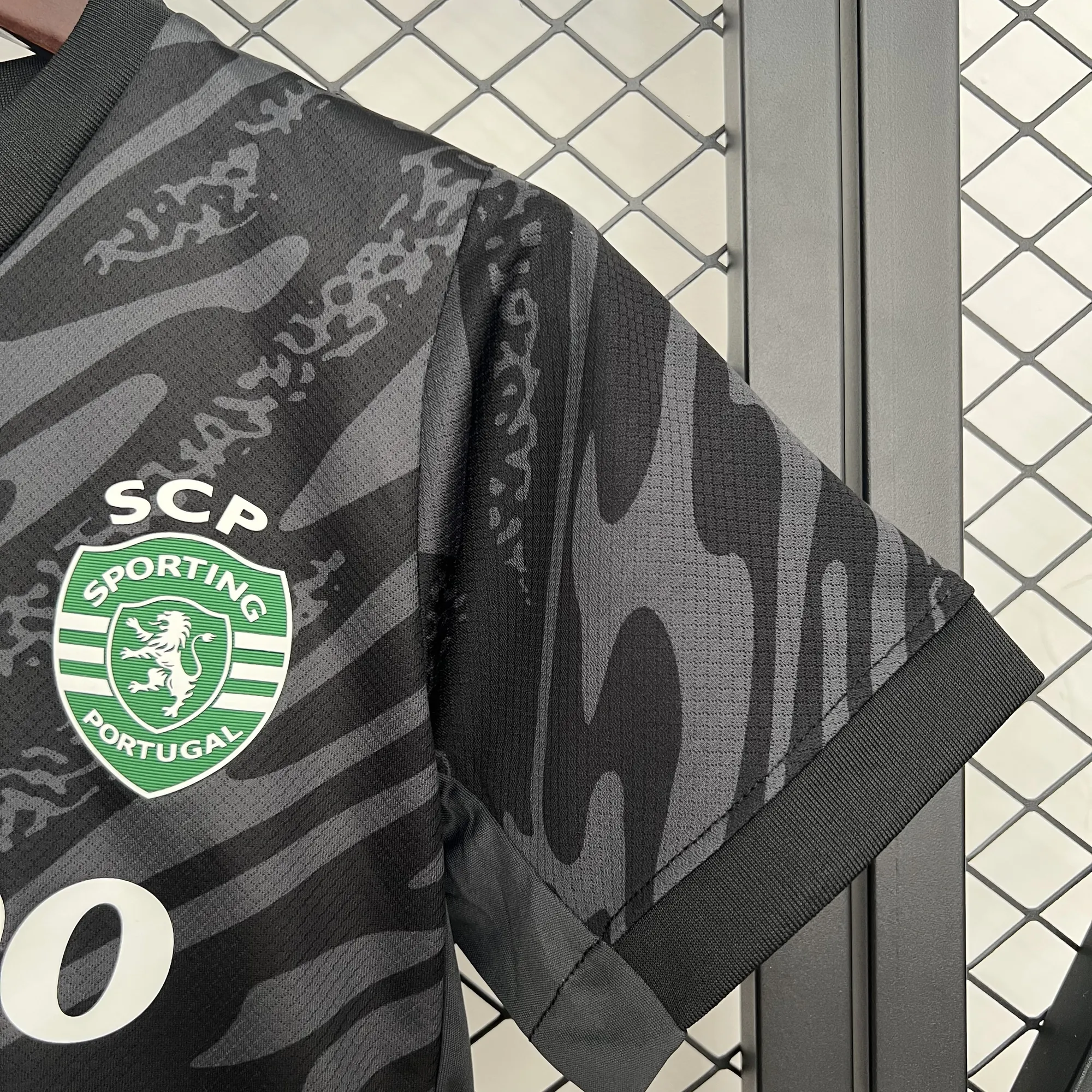 25-26 Sporting Lisbon Black Goalkeeper Kid Kits Youth Apparels Football AAAAJersey Supply Yupoo 3