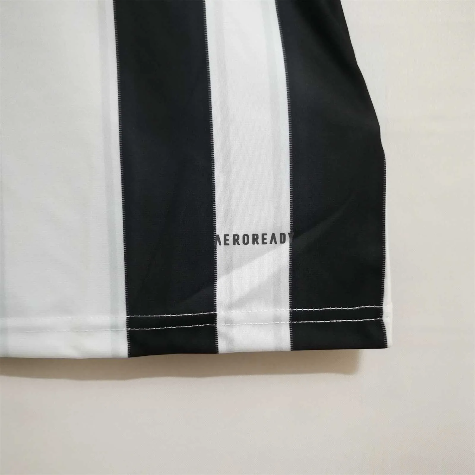 Colo Colo black and white vertical bars 9