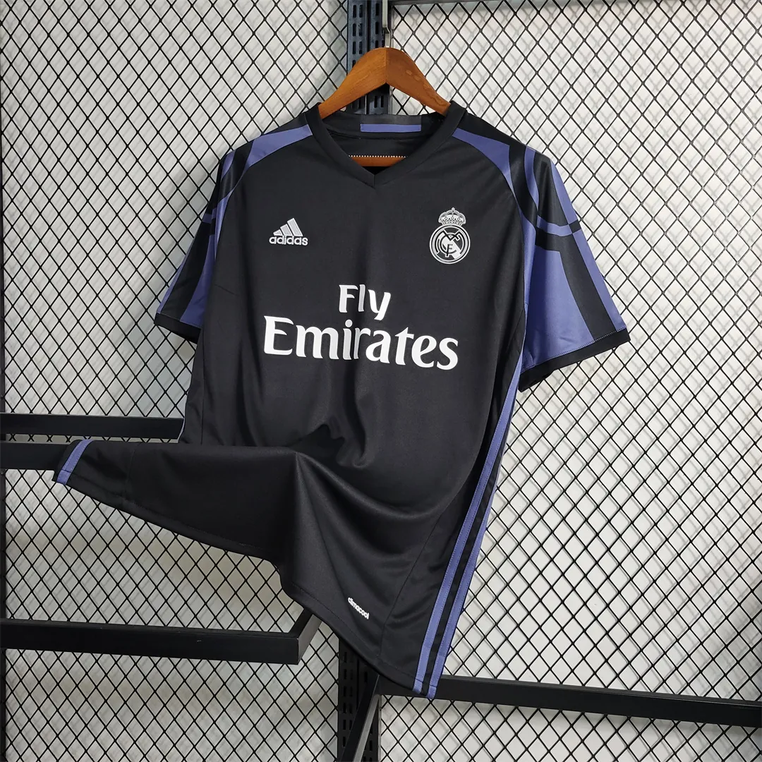 16-17 Real Madrid third away 4