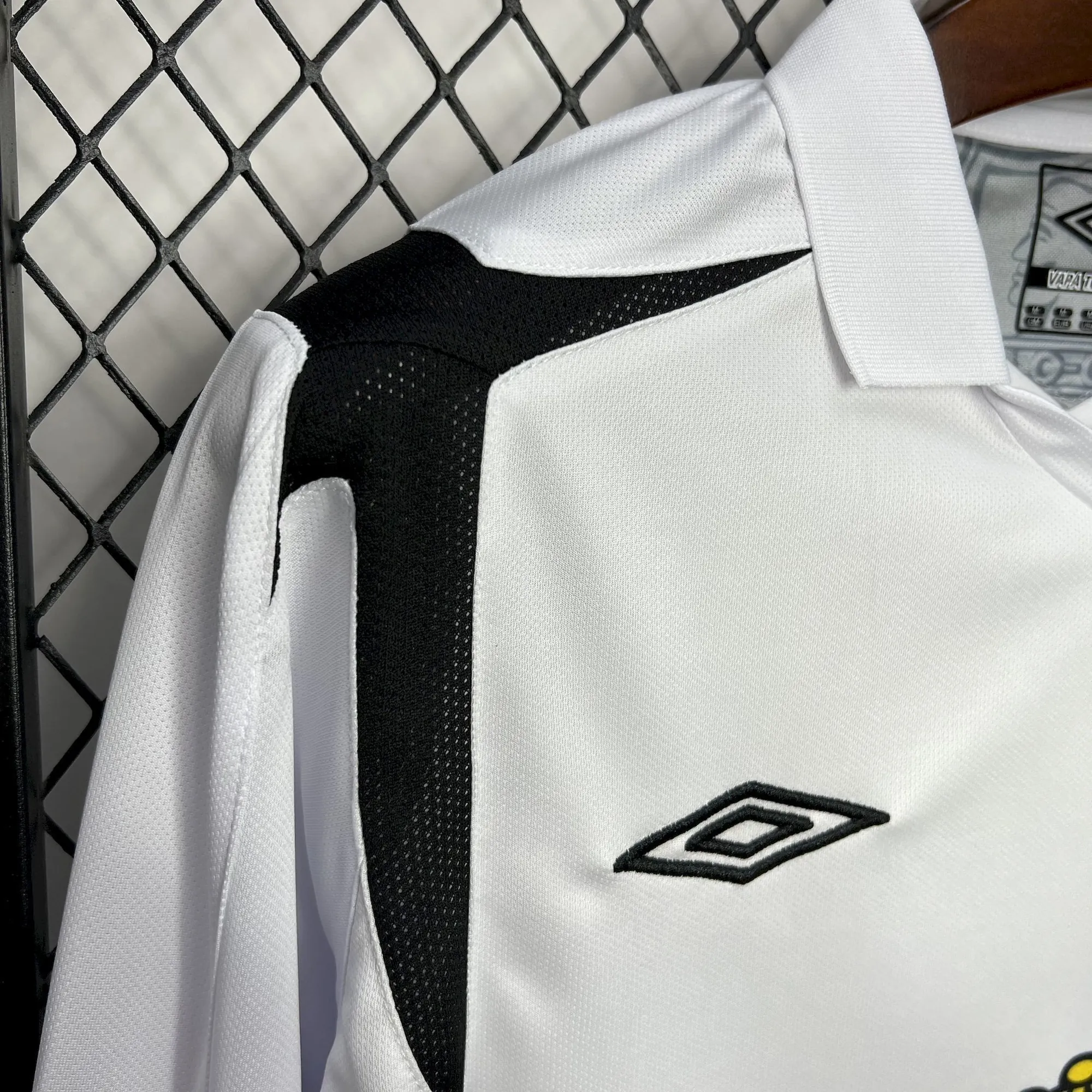 2006 Colo Colo Home Retro Kit Vintage Long Sleeve Shirt Football AAAAJersey Supply Yupoo 1