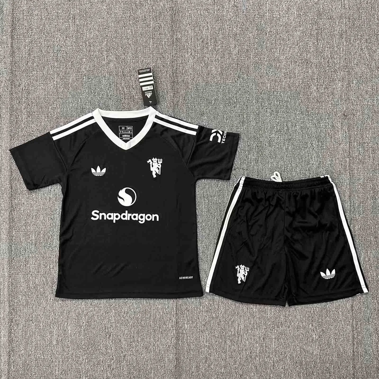 24-25 Manchester United Goalkeeper Black Kids Kits Youth Apparels AAAAJersey Supplier Yupoo 2