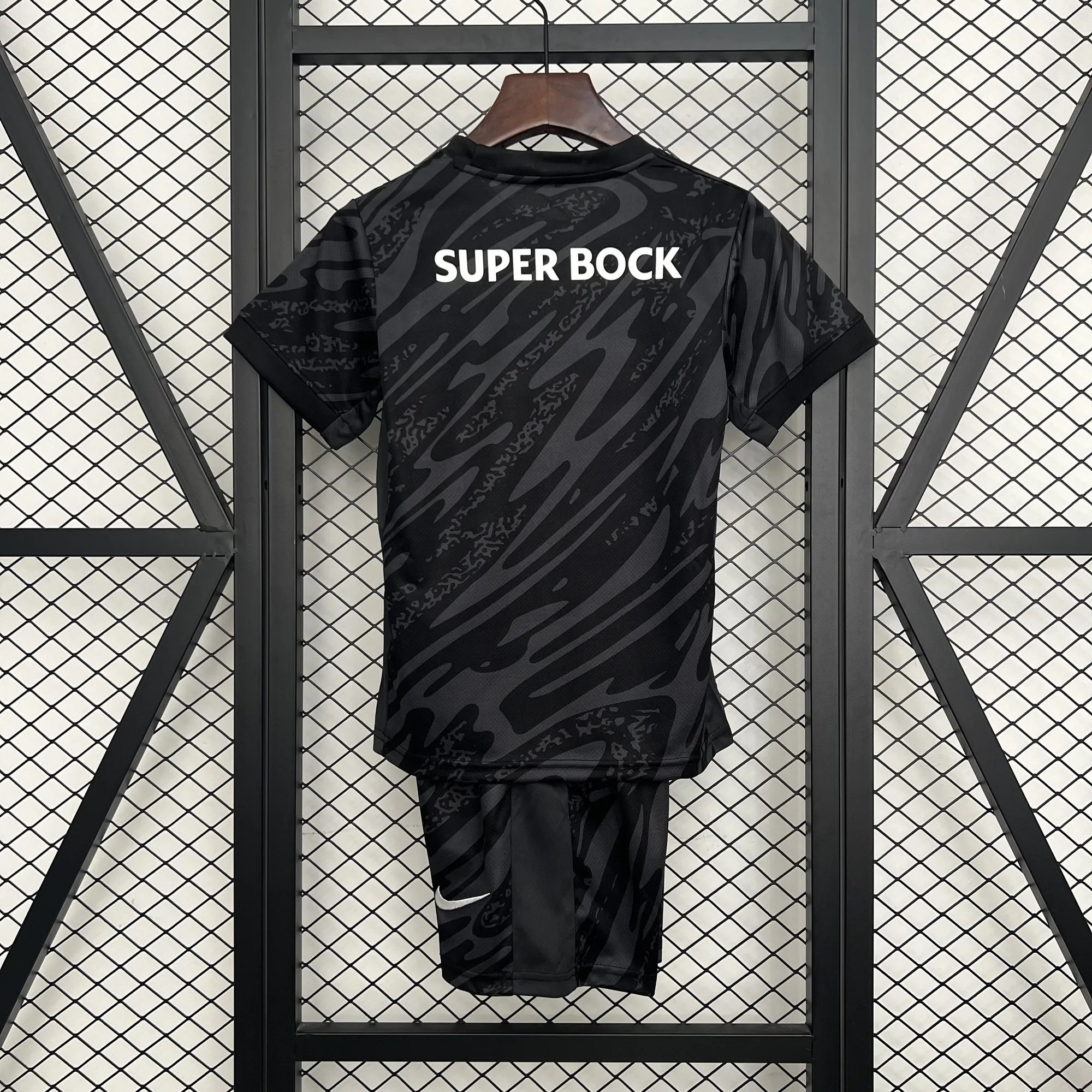 25-26 Sporting Lisbon Black Goalkeeper Kid Kits Youth Apparels Football AAAAJersey Supply Yupoo 4