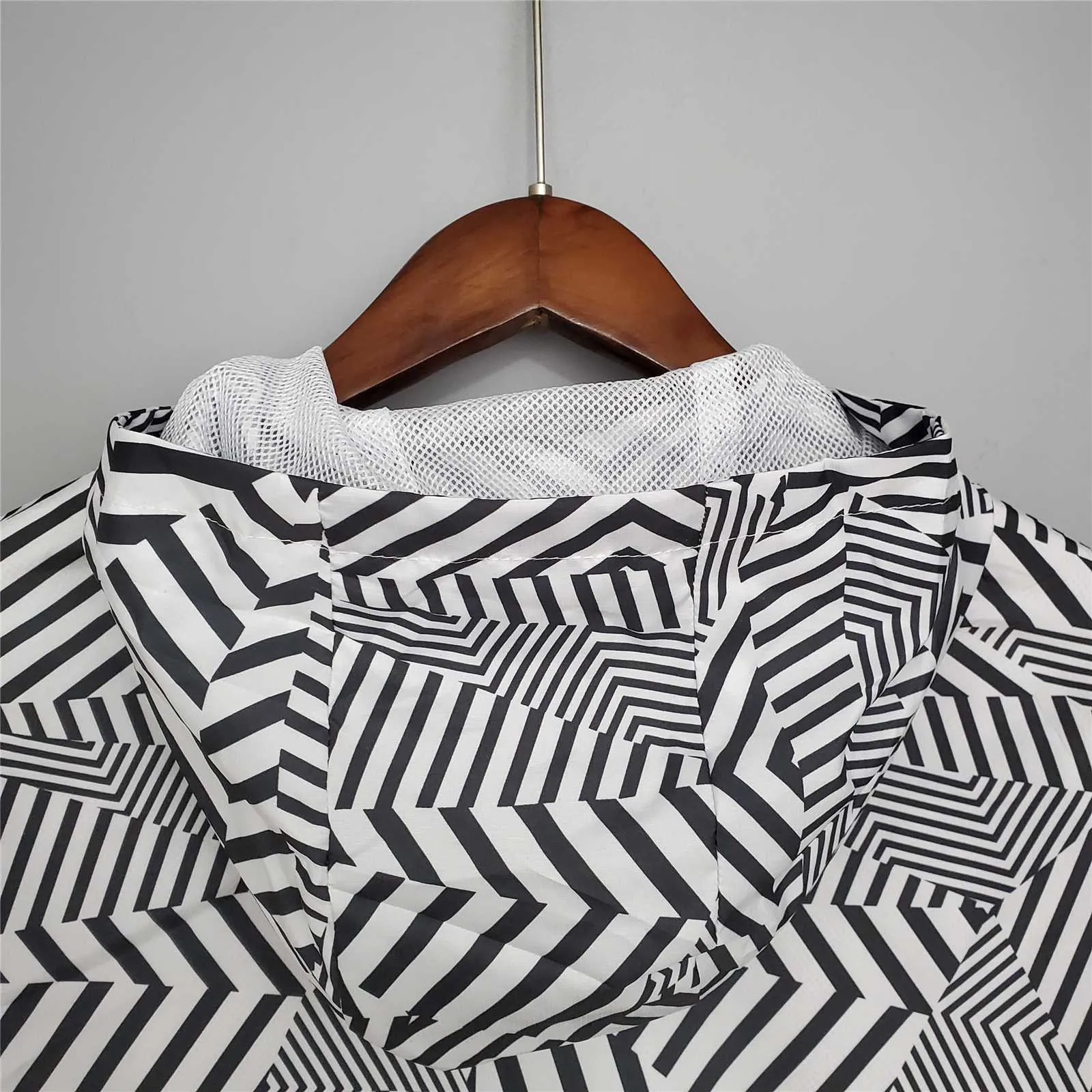 21-22 Manchester United Black-White Stripes Windbreaker 2