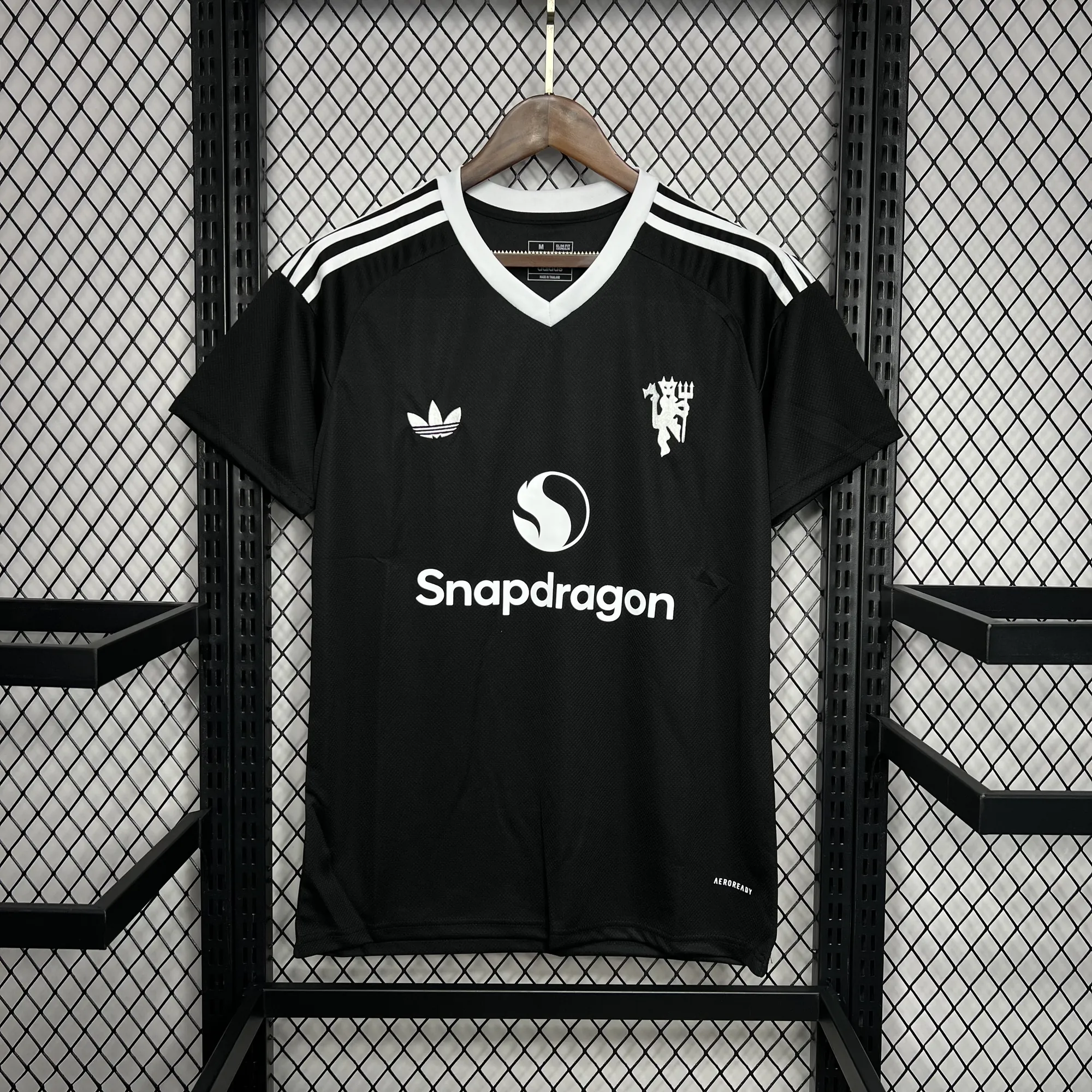 24-25 Manchester United Black Goalkeeper Kit AAAAJersey Supplier Yupoo 8