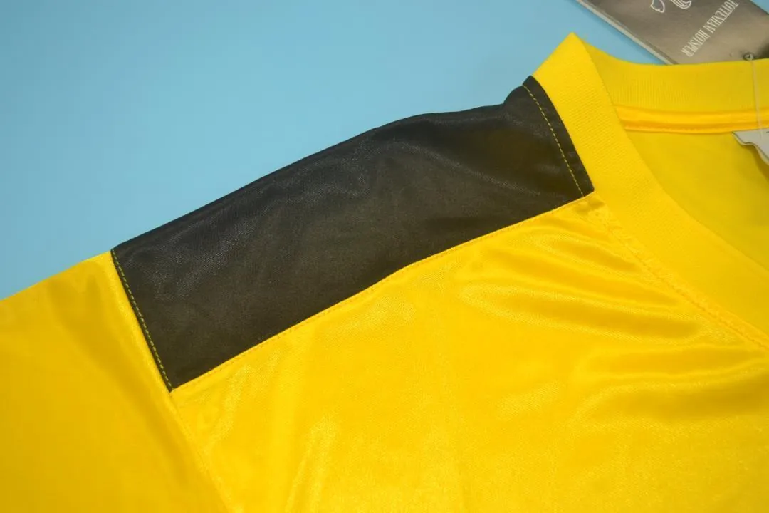 82-83 Tottenham Hotspur away yellow 5