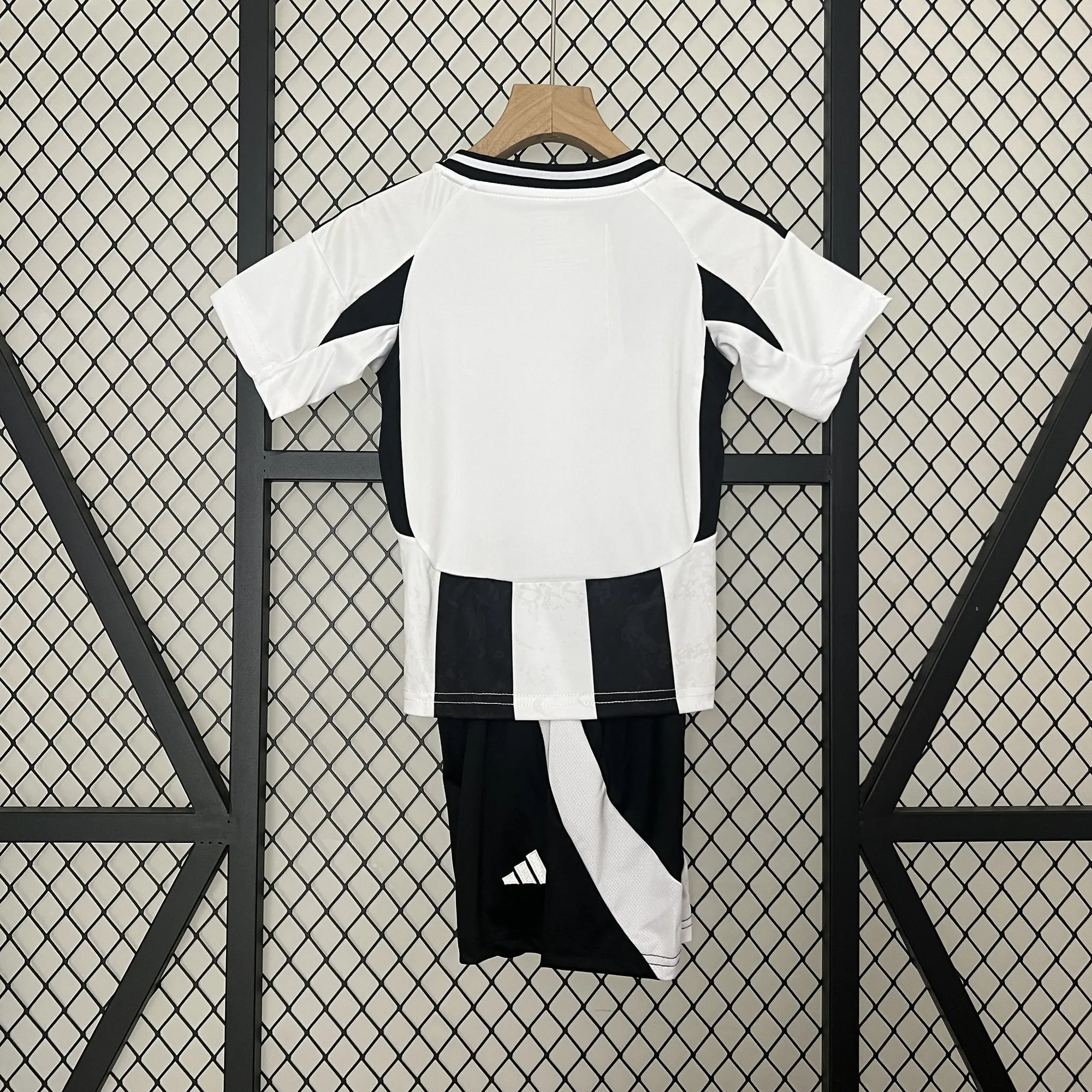 24-25 Juventus Home Kid Kits Youth Apparels AAAAJersey Wholesale Yupoo SIZE：16-28 2