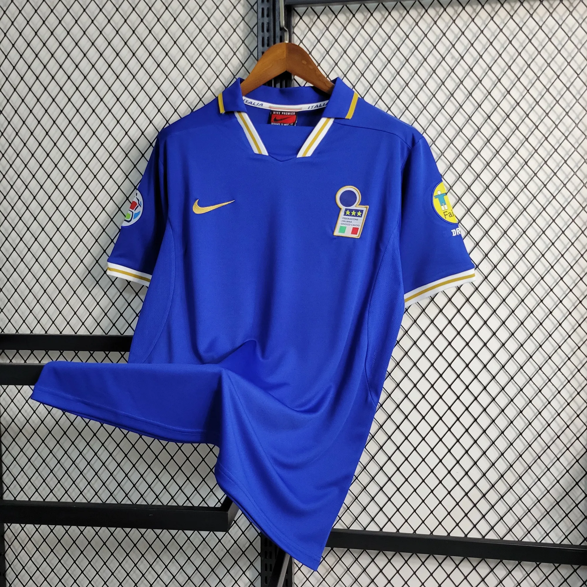 1996 Italy home 3