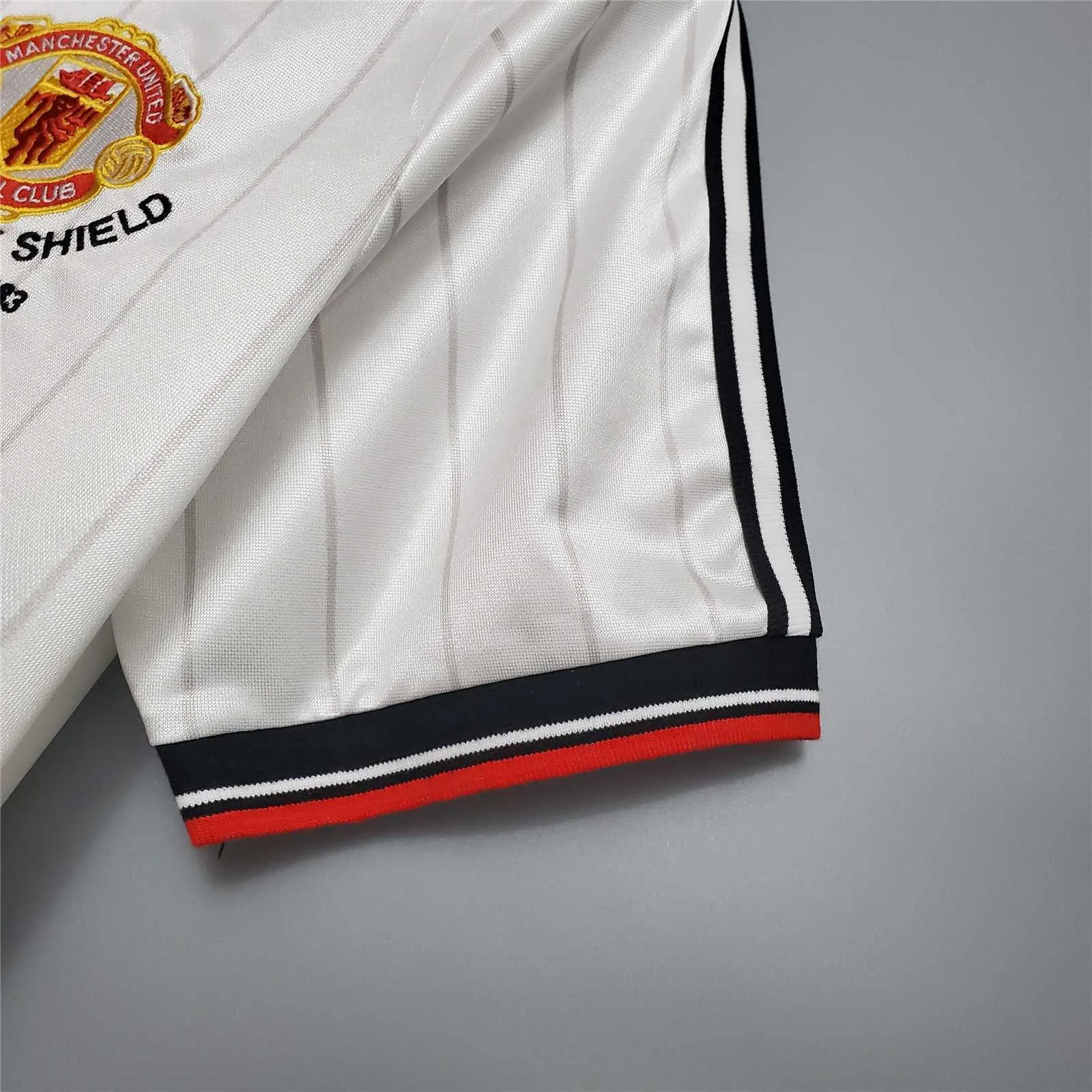 82-83 Manchester United away 5