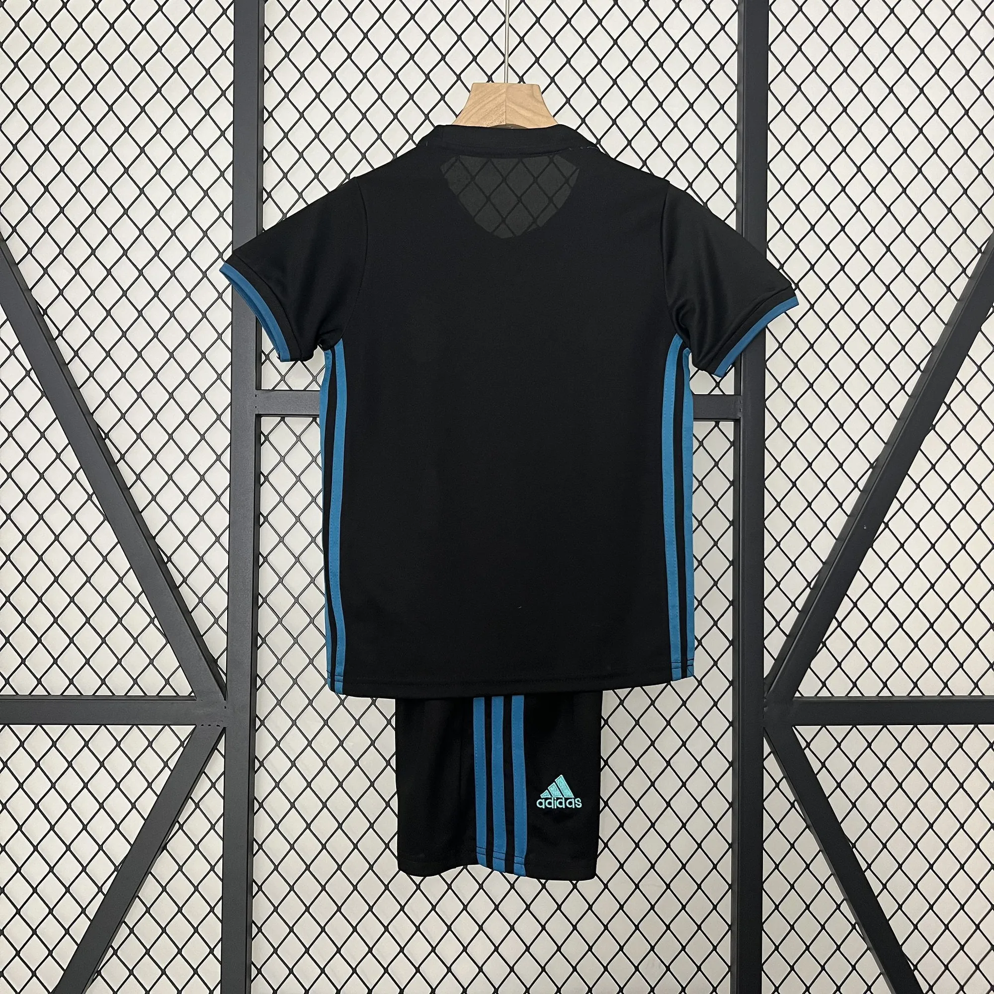 17-18 Real Madrid Away Retro Kid Kits Youth Apparels AAAAJersey Wholesale Yupoo 4