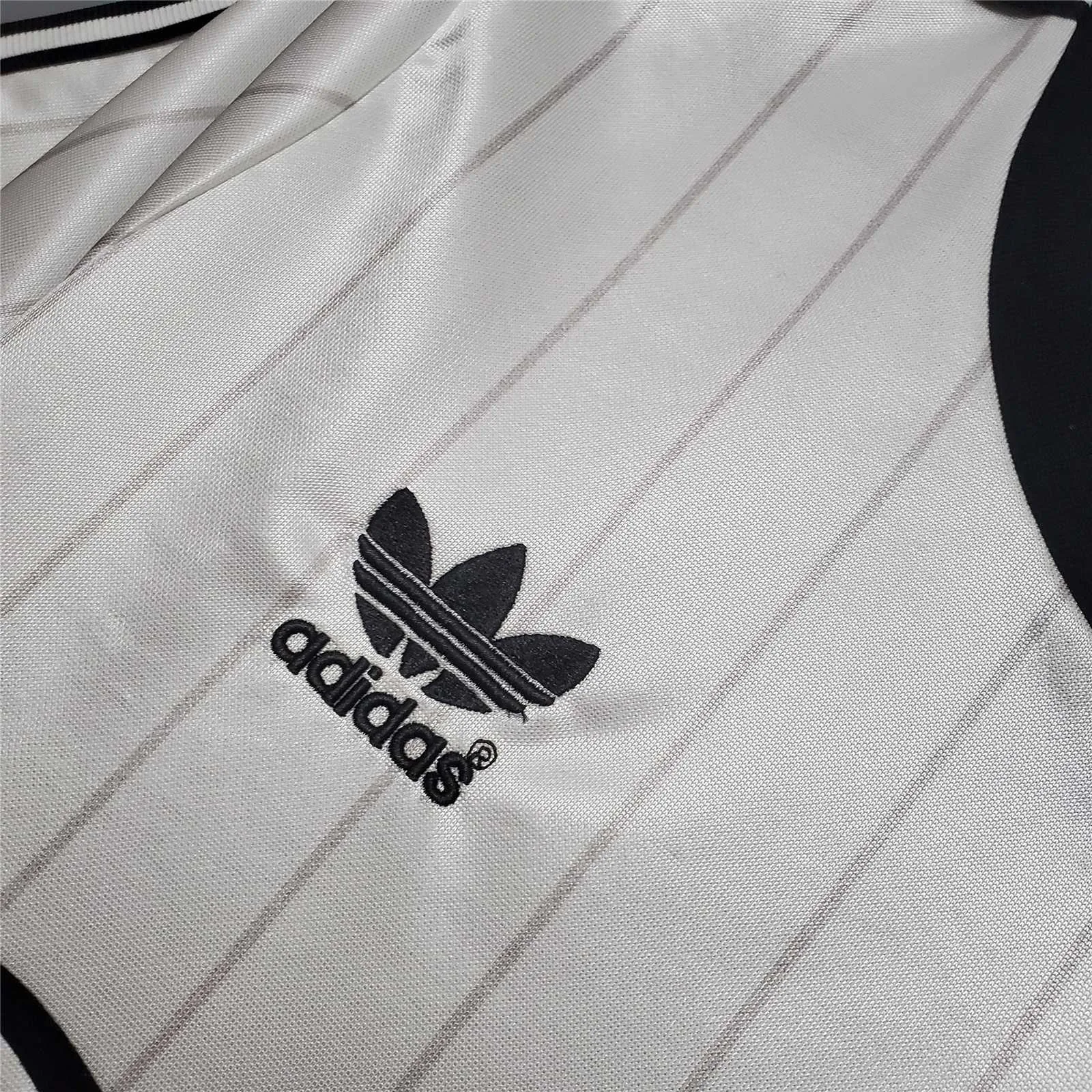82-83 Manchester United away 2