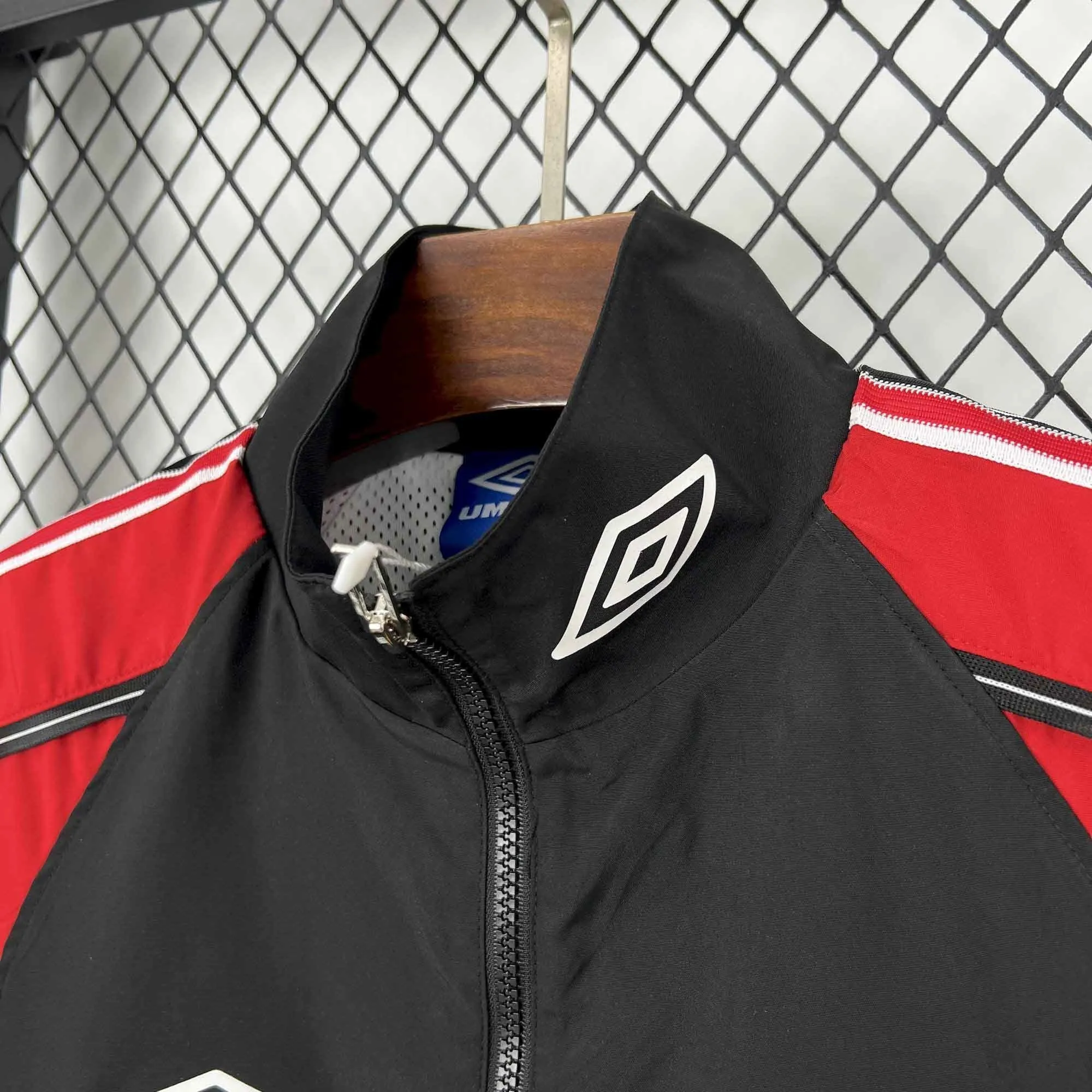 24-25 Manchester United Black&Redl Windbreaker Jacket AAAAJersey Supplier Yupoo 4
