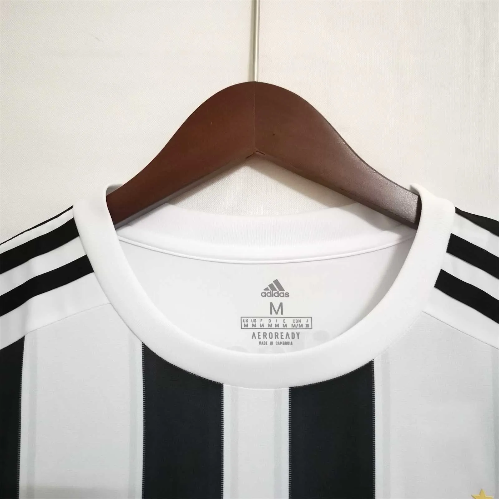 Colo Colo black and white vertical bars 7