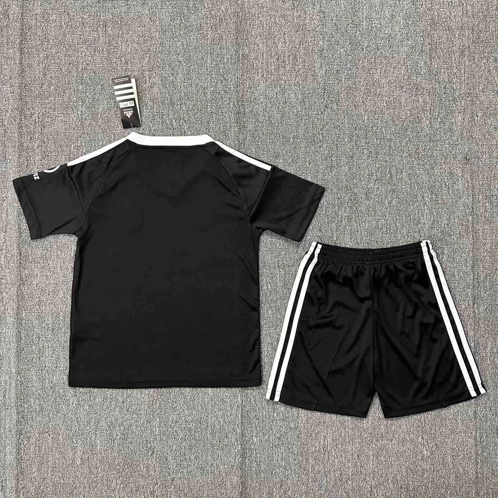 24-25 Bayern Munich Goalkeeper Black Kids Kits Youth Apparels AAAAJersey Supplier Yupoo 1