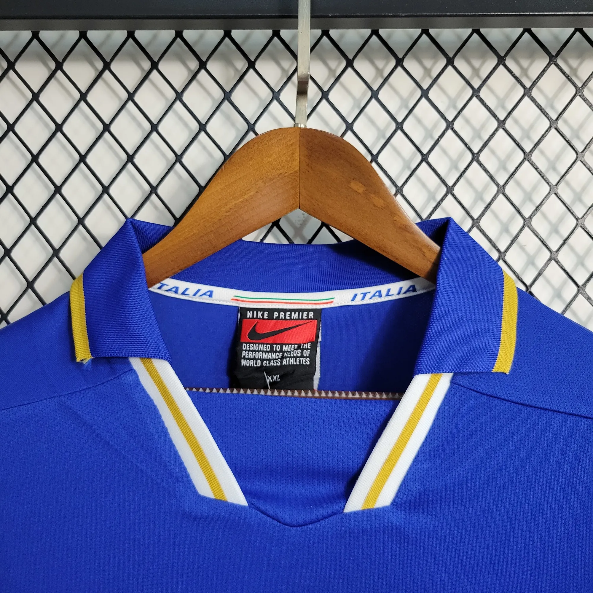1996 Italy home 5
