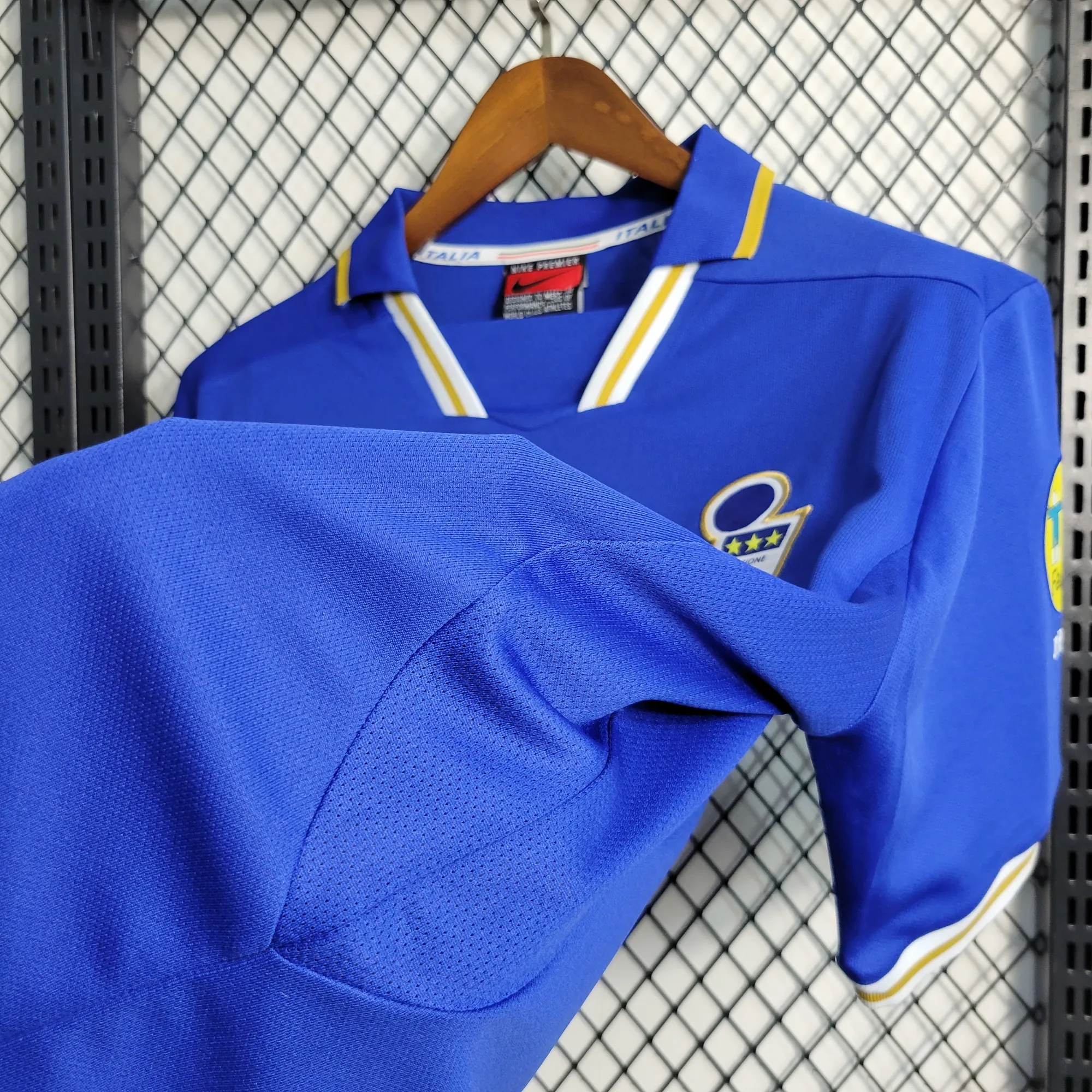 1996 Italy home 6