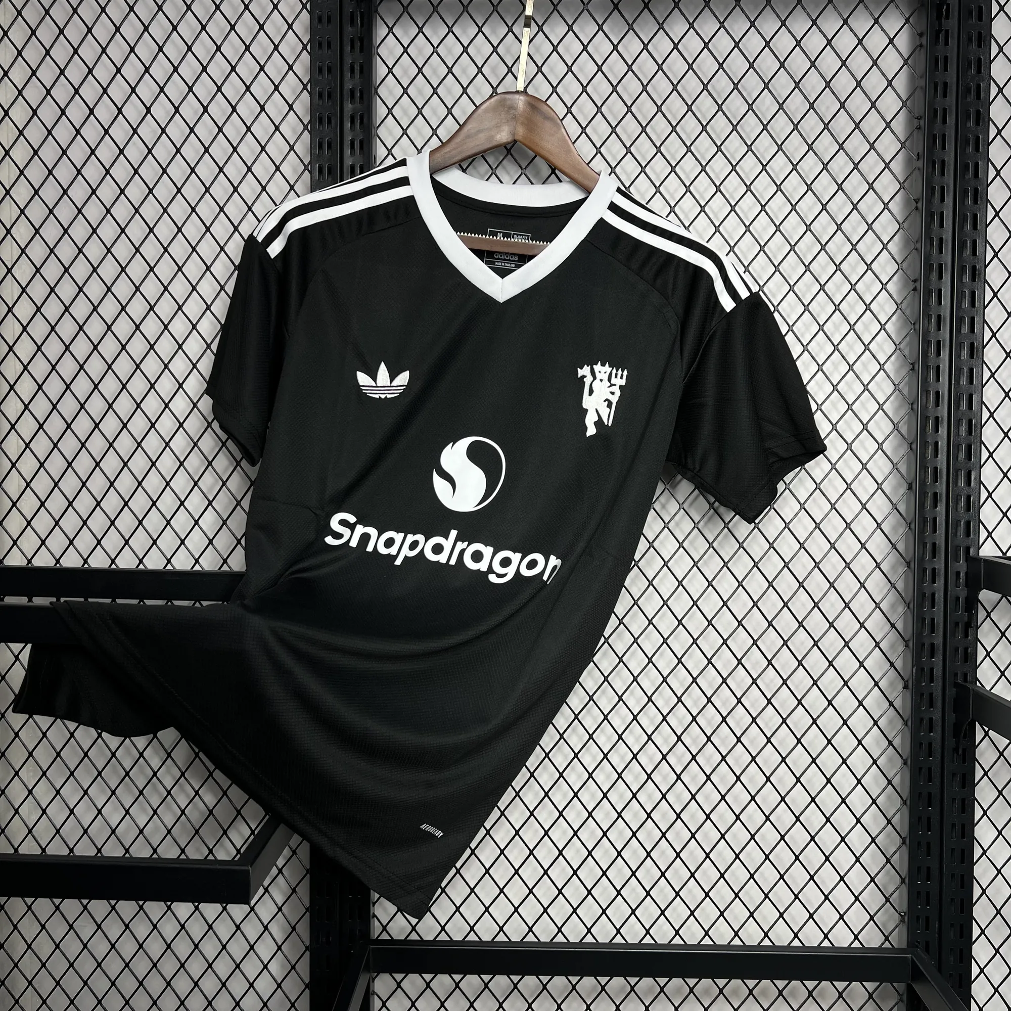 24-25 Manchester United Black Goalkeeper Kit AAAAJersey Supplier Yupoo 7