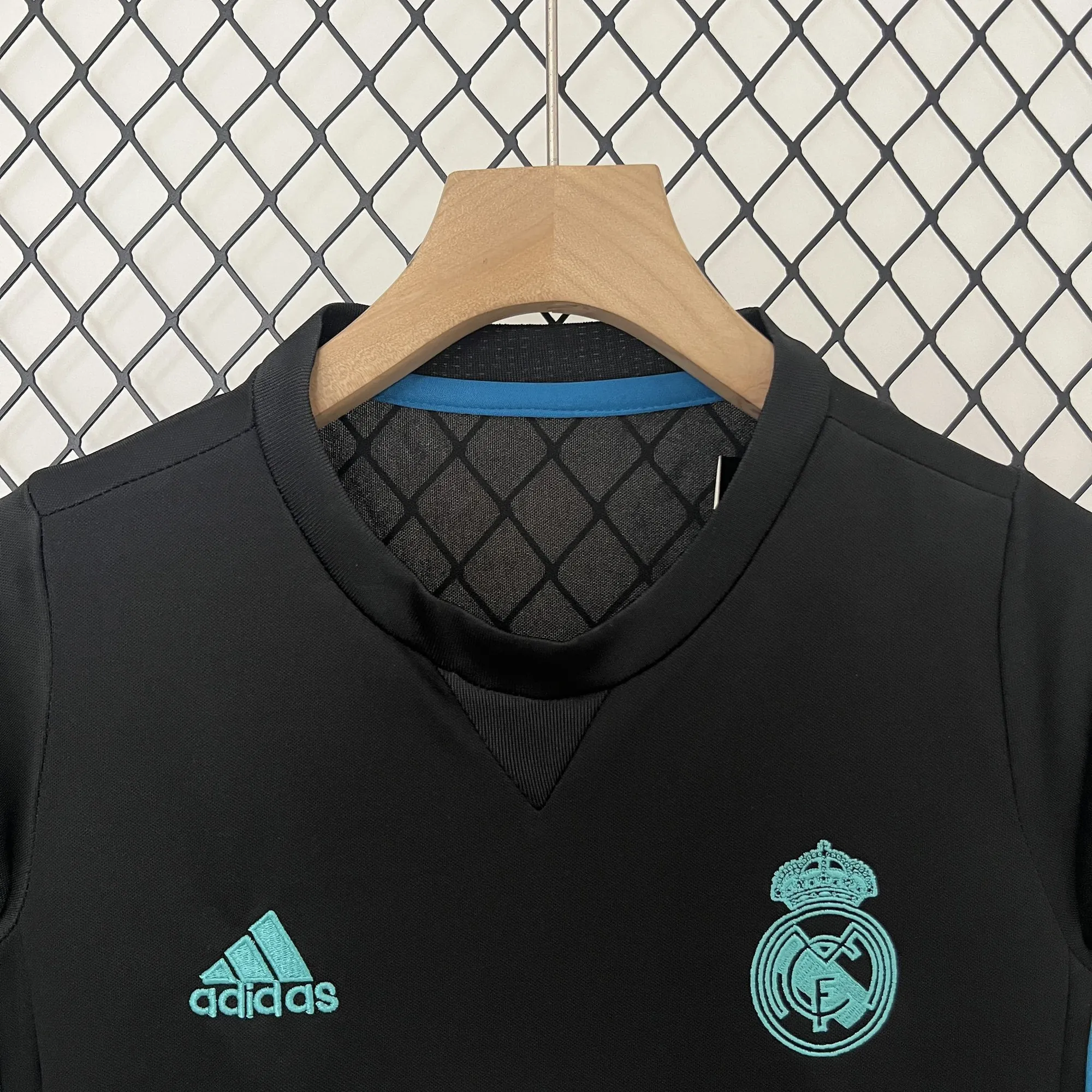 17-18 Real Madrid Away Retro Kid Kits Youth Apparels AAAAJersey Wholesale Yupoo 9