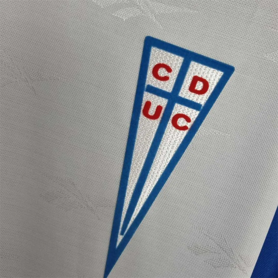 98 La Católica third away 9