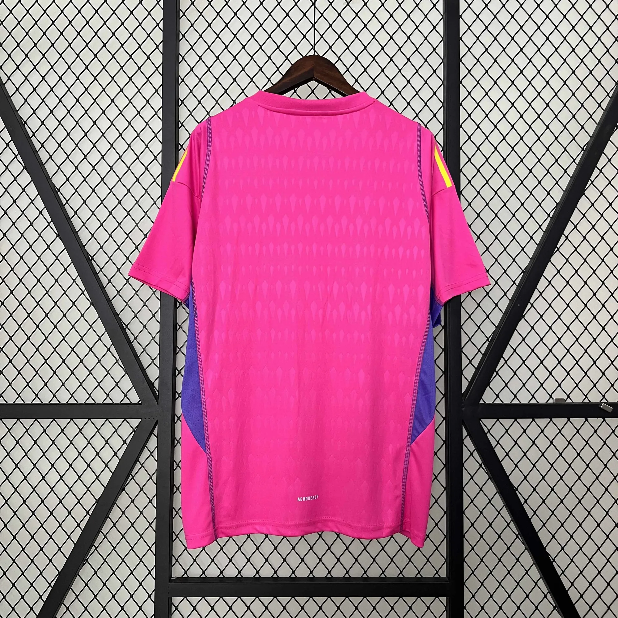24-25 Colo Colo Goalkeeper Pink Shirt Football Replicas Yupoo 1