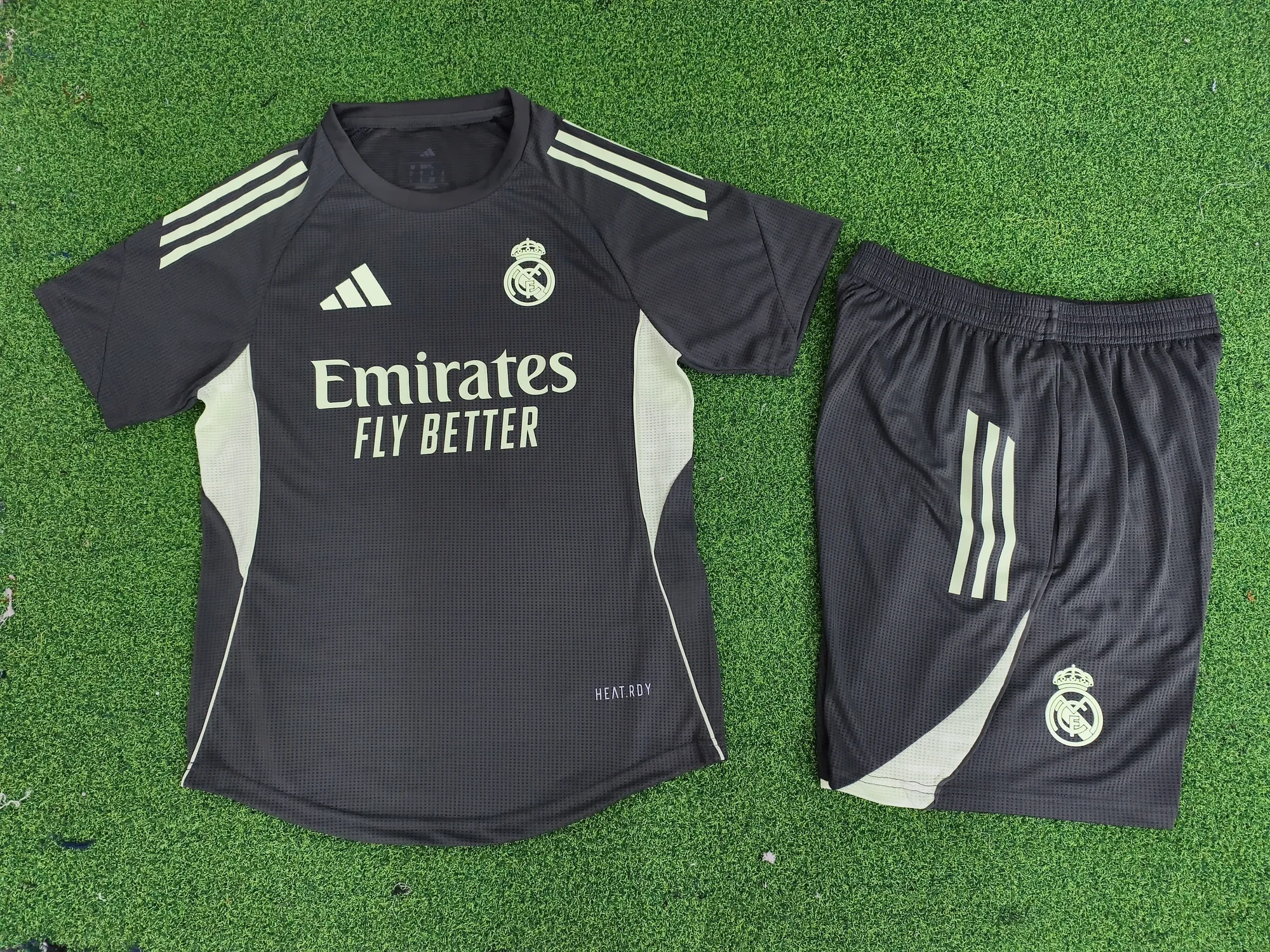 25-26 Real Madrid Training Kid And Aldult Player Version Kits Soccer AAAAJersey Supply Yupoo 1