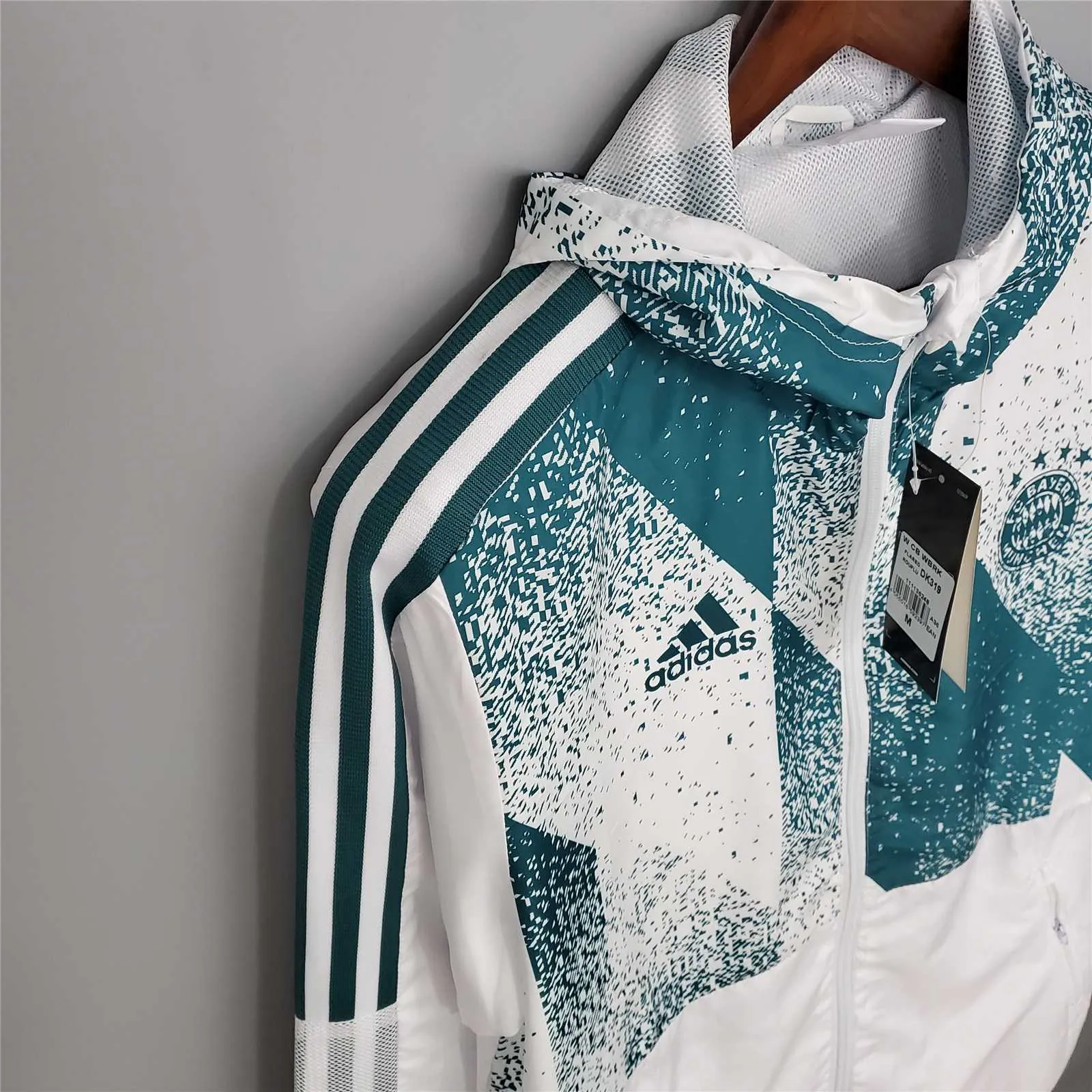 21-22 Bayern Munich white windbreaker 7