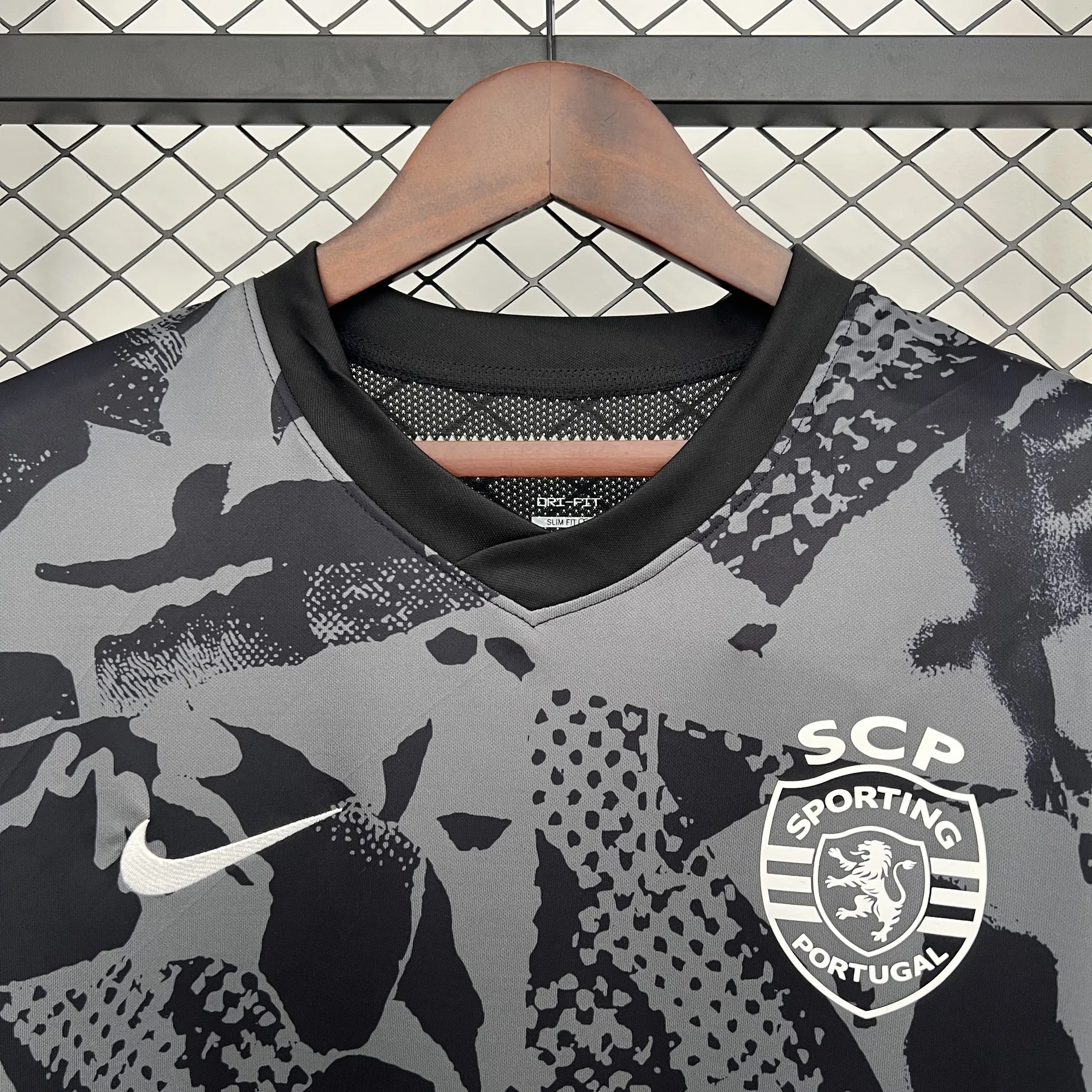 25-26 Sporting Lisbon Training Kit Football Uniform Black Shirt AAAAJersey Supply Yupoo 4