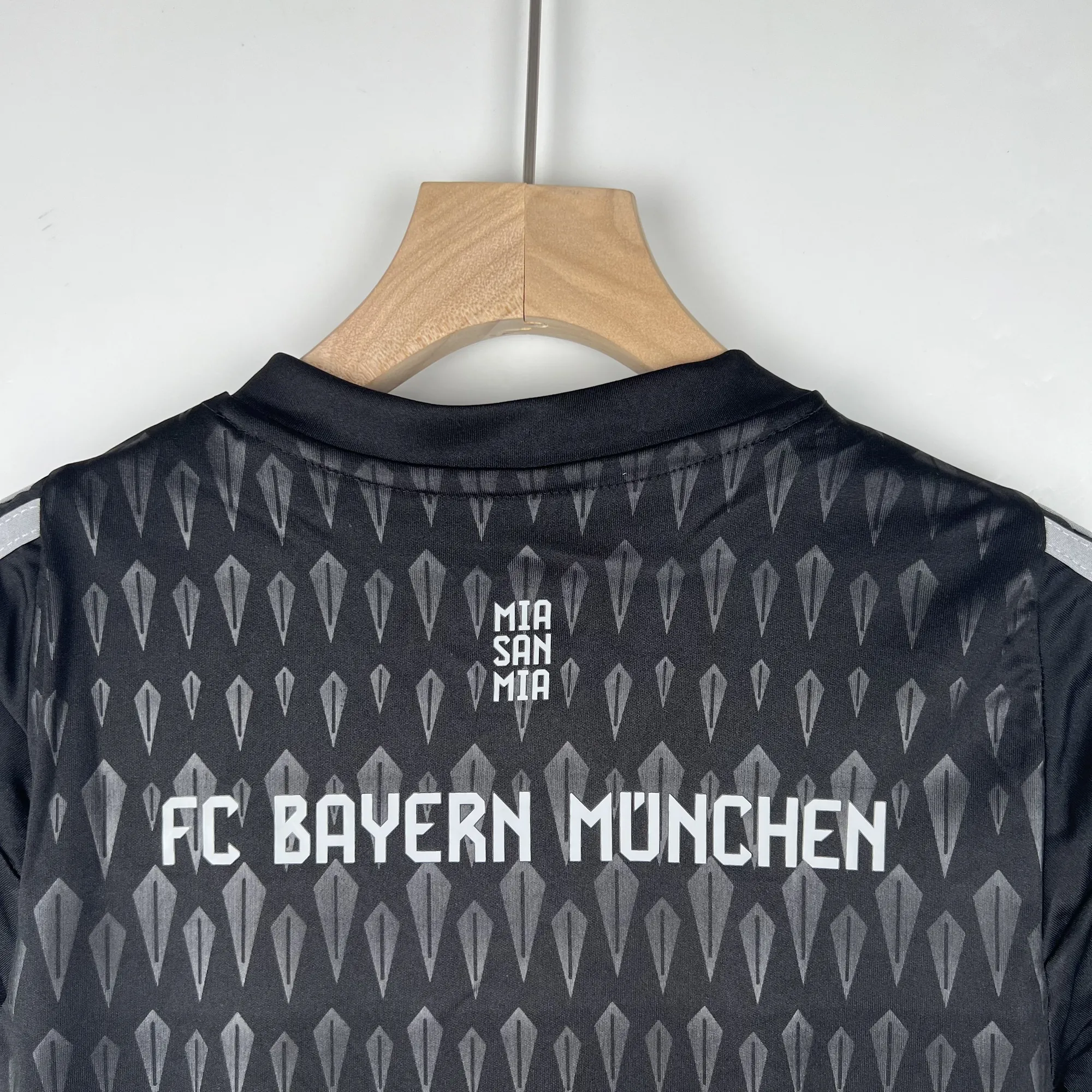 23-24 Kids Goalkeeper Bayern Munich Size 16-28 2