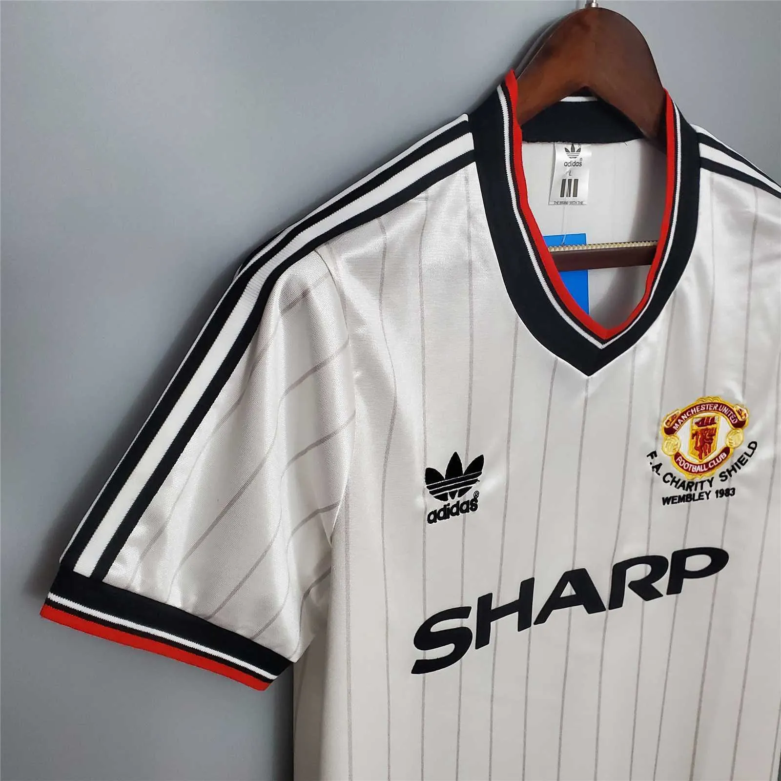 82-83 Manchester United away 1