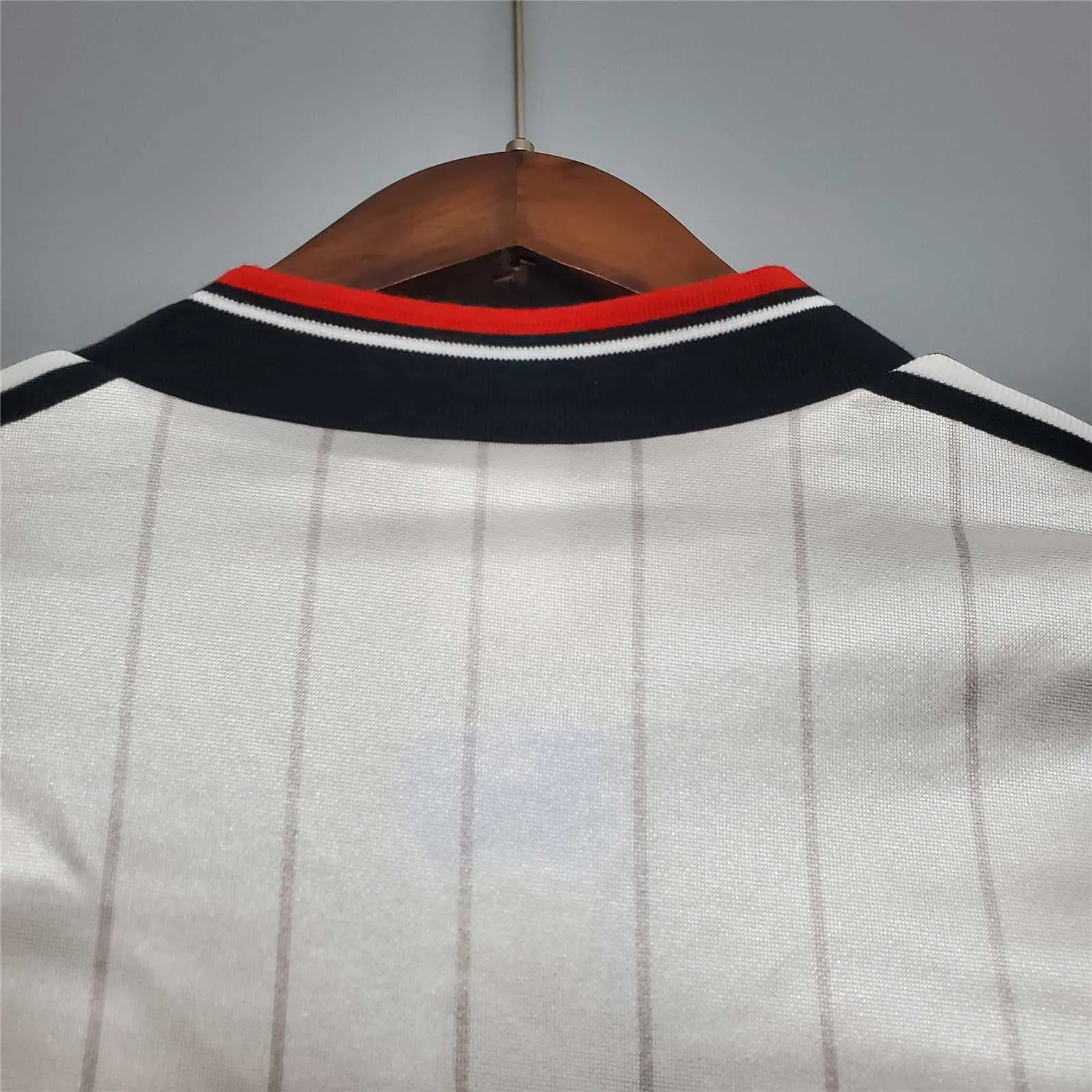 82-83 Manchester United away 9