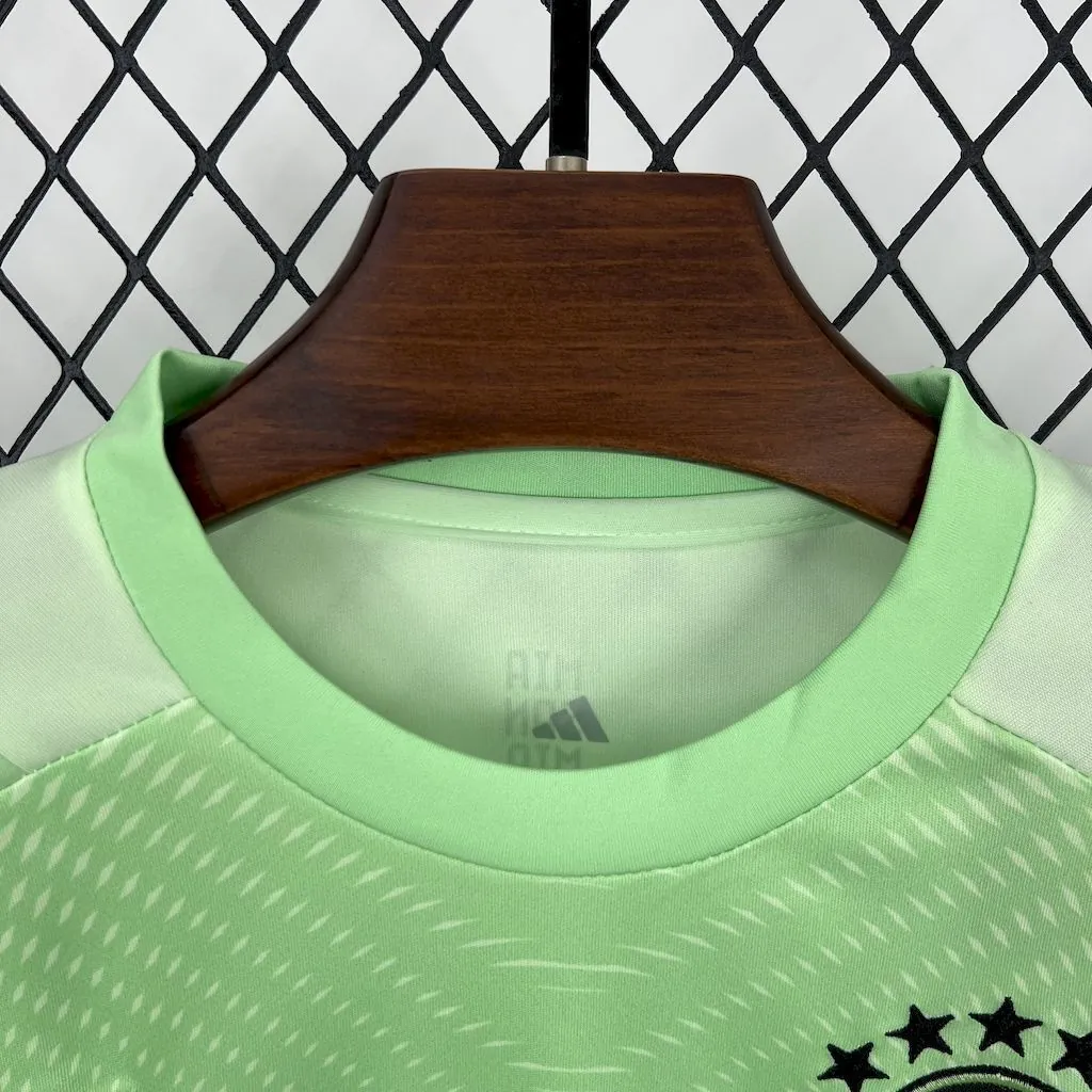 25-26 Bayern Munich Green Goalkeeper Kid Kits Youth Apparels AAAAJersey Wholesale Yupoo 1