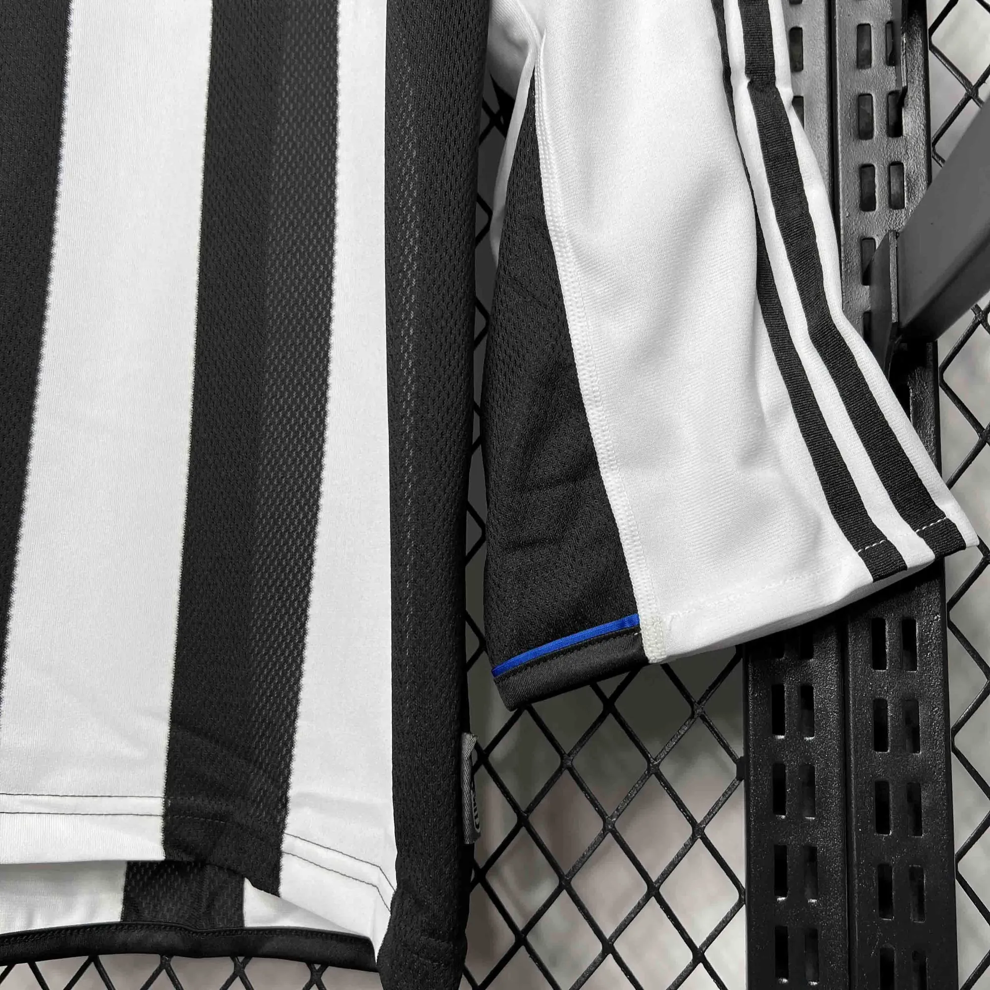 03-05 Newcastle United Home Retro Long Sleeve Kit Sport AAAAJersey Yupoo 3
