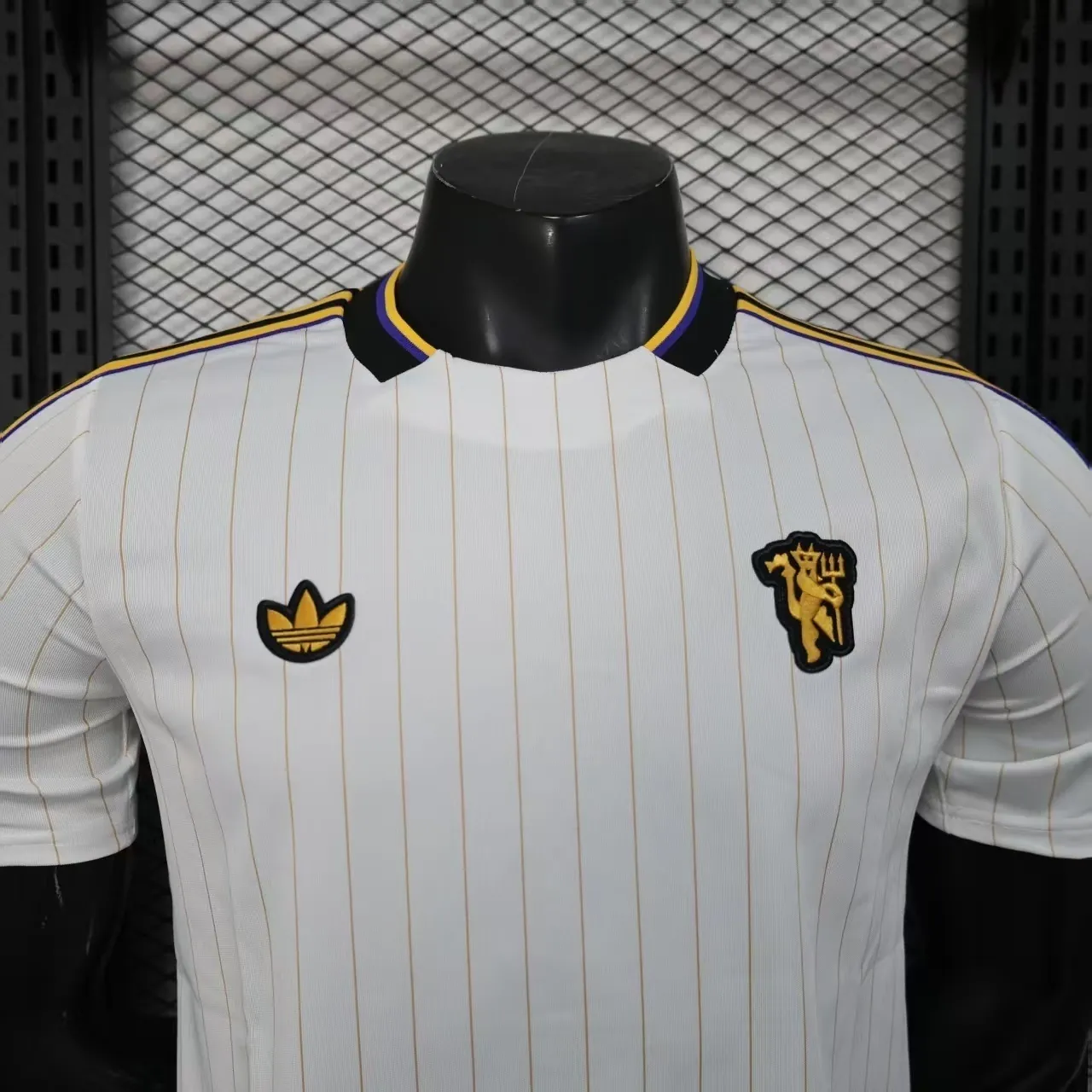 25-26 Manchester united Retro Style Football Shirt Apparels AAAAJersey Wholesale Yupoo 3