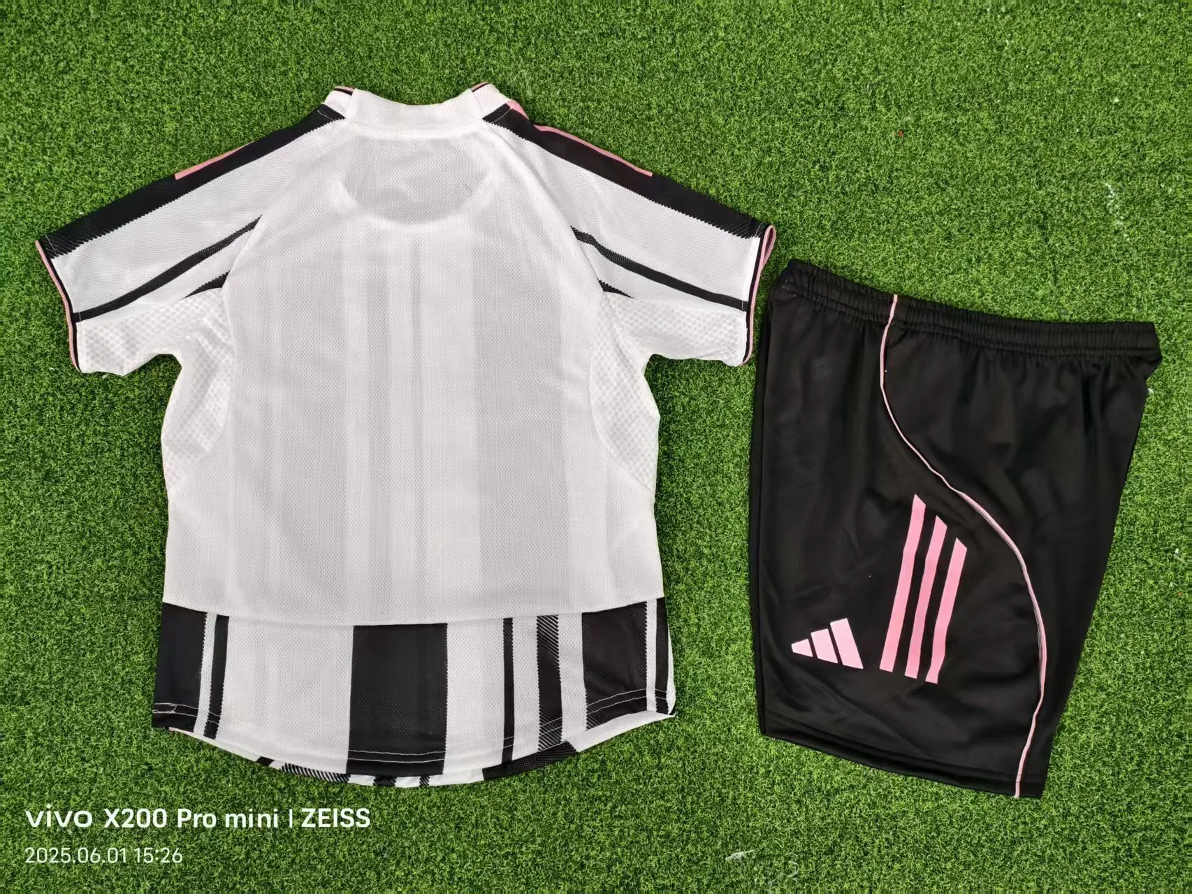 25-26 Juventus Home Kid Kits Player Version Youth Apparels AAAAJersey Wholesale Yupoo 3