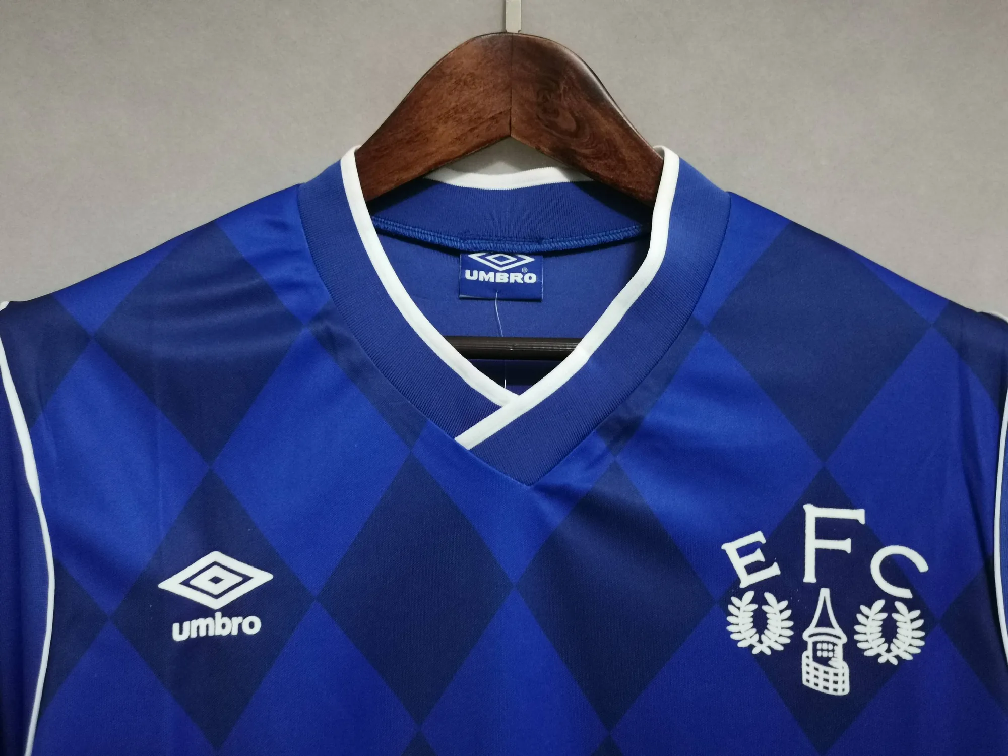 86-87 Everton home blue 4