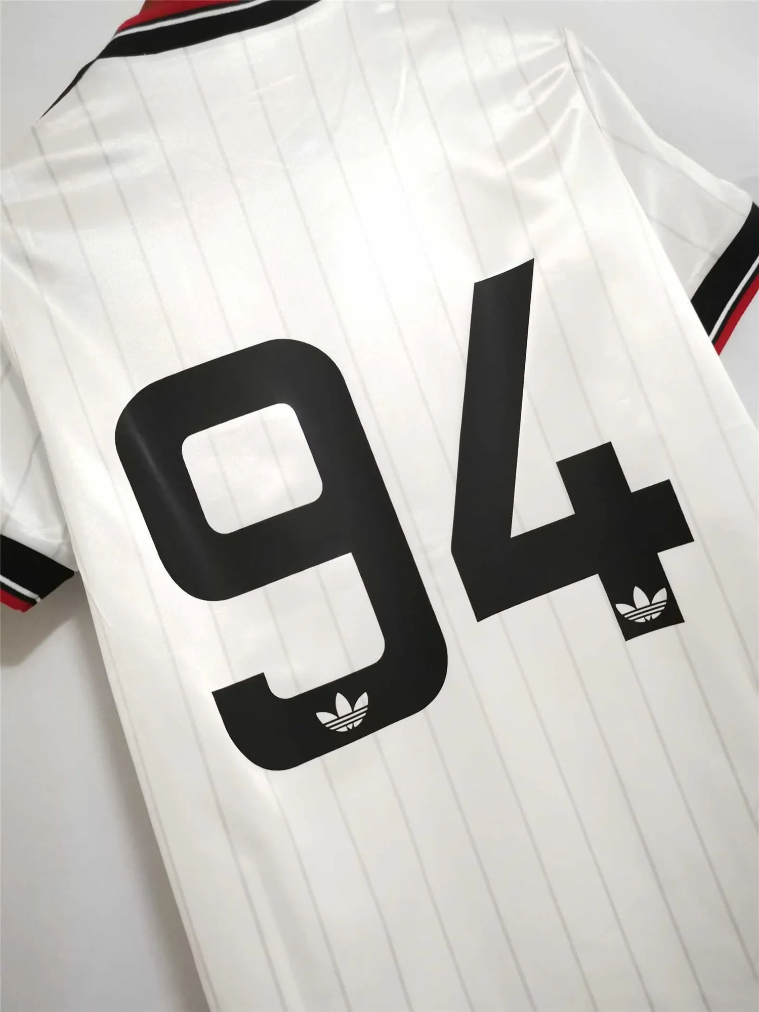 82-83 Manchester United away 8