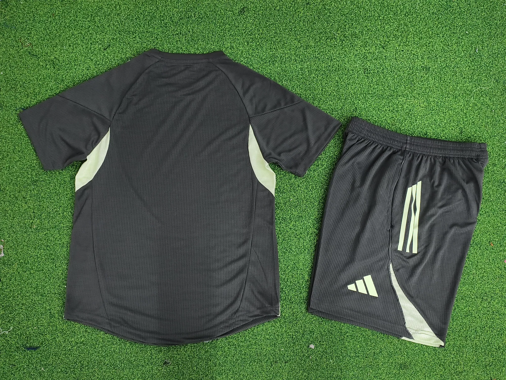 25-26 Real Madrid Training Kid And Aldult Player Version Kits Soccer AAAAJersey Supply Yupoo 2