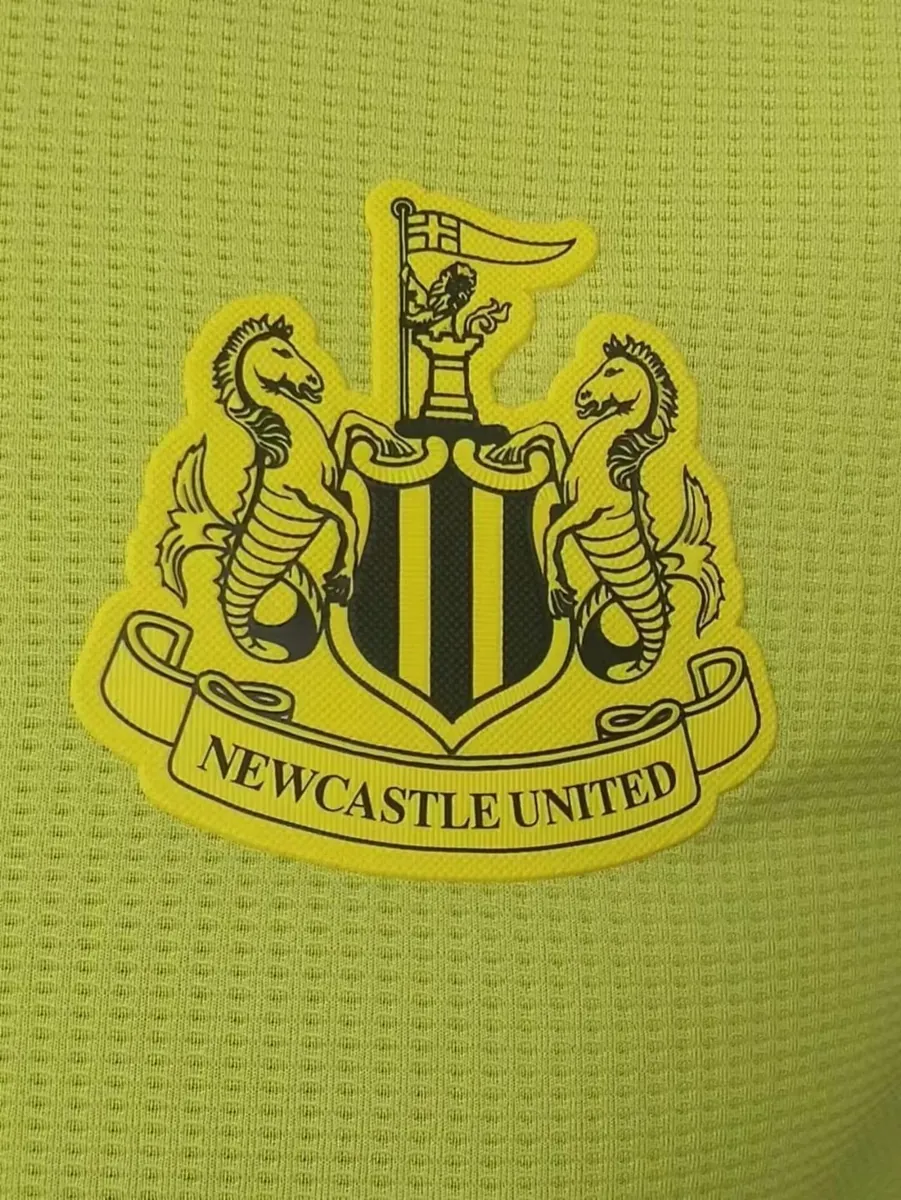 22-23 Newcastle goalkeeper yellow player version 1