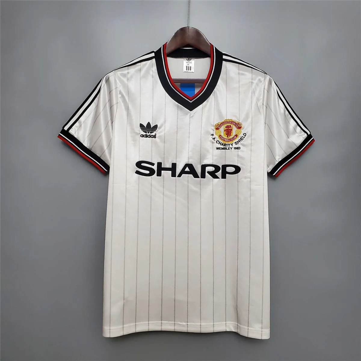 82-83 Manchester United away 10