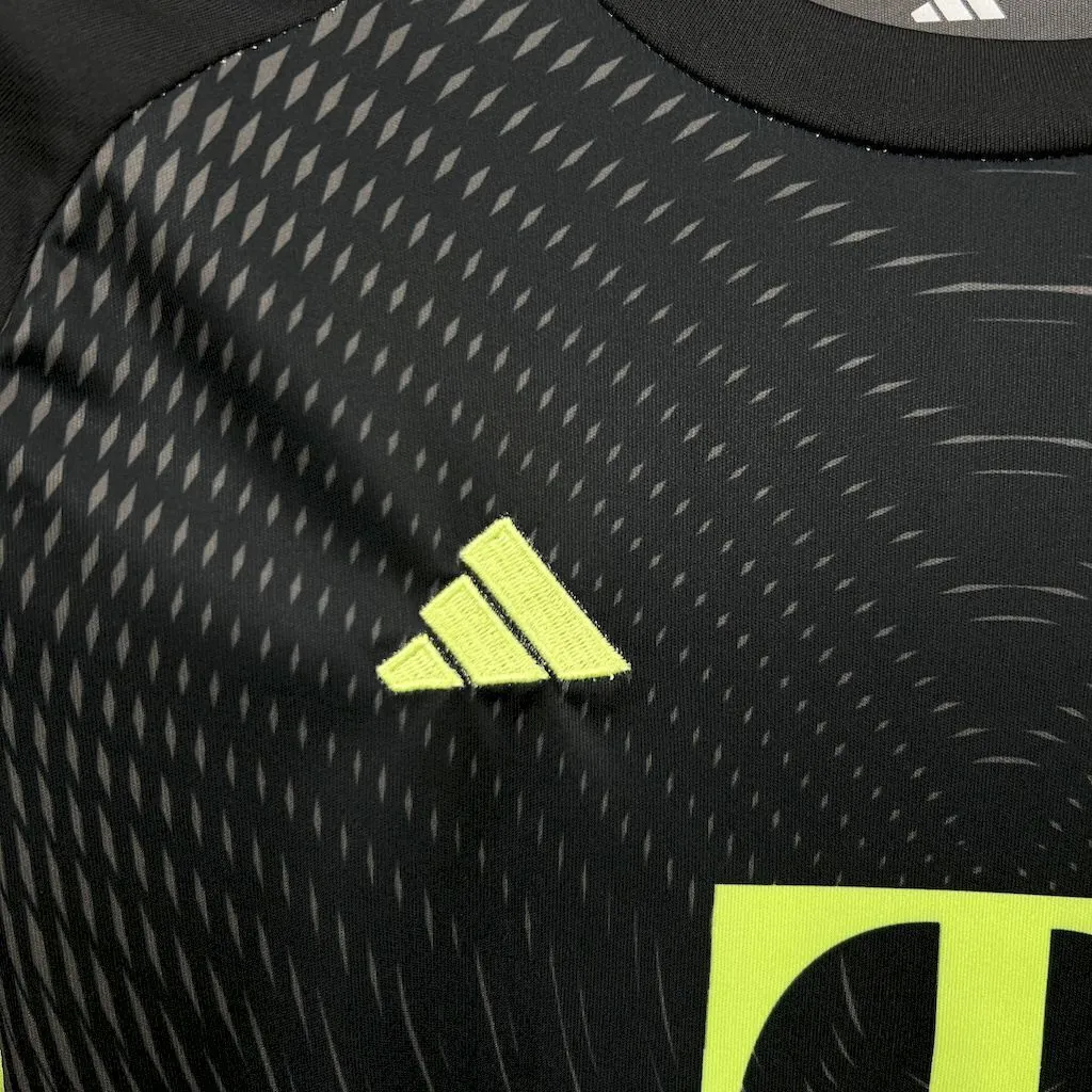 25-25 Bayern Munich Black Goalkeeper Kid Kits Youth Apparels AAAAJersey Wholesale Yupoo 8
