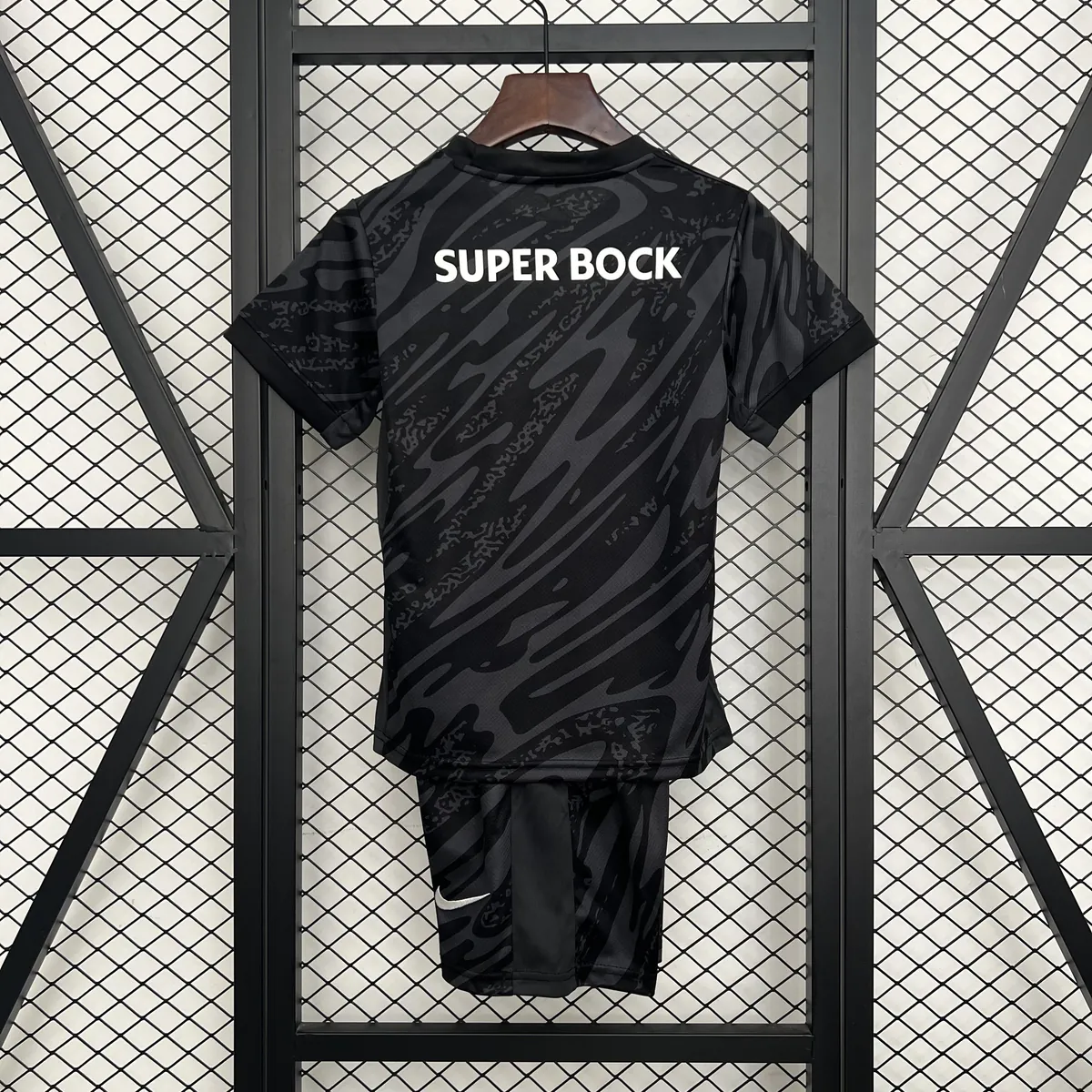 25-26 Sporting Lisbon Black Goalkeeper Kid Kits Youth Apparels Football AAAAJersey Supply Yupoo 4