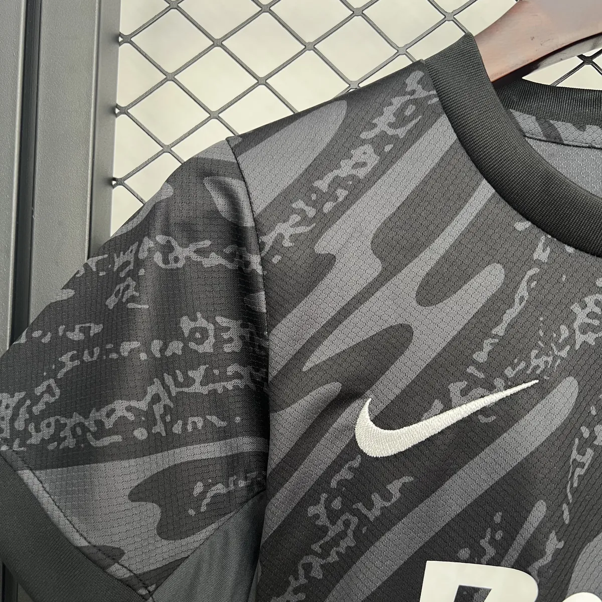 25-26 Sporting Lisbon Black Goalkeeper Kid Kits Youth Apparels Football AAAAJersey Supply Yupoo 2