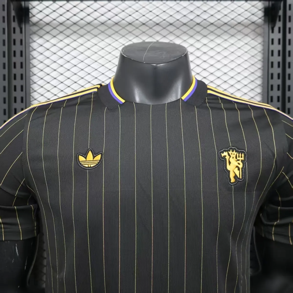 25-26 Manchester United Retro Style Football Black Shirt Apparels AAAAJersey Wholesale Yupoo 4