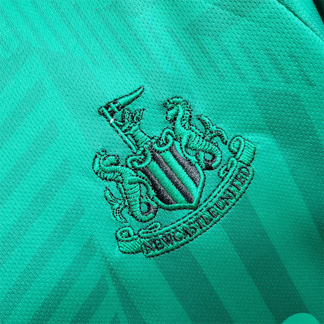 23-24 kids Newcastle away size 16-28 1