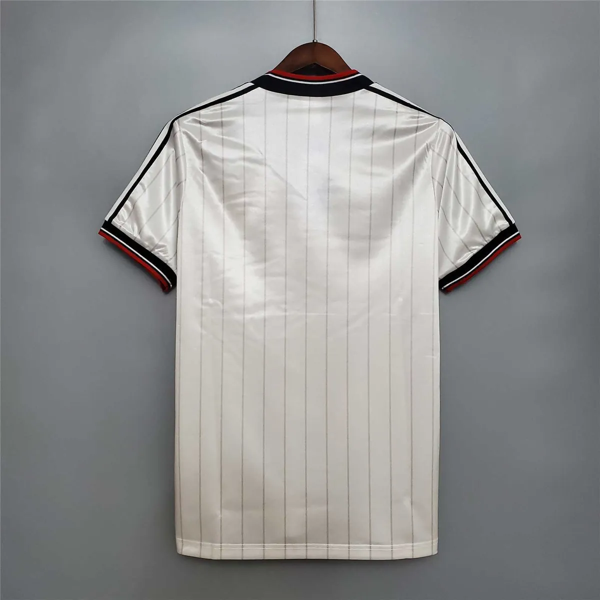 82-83 Manchester United away 4