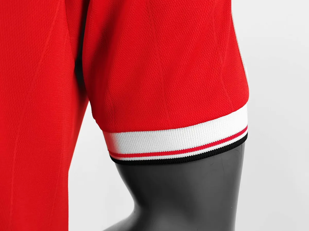 82-83 Manchester United home 2