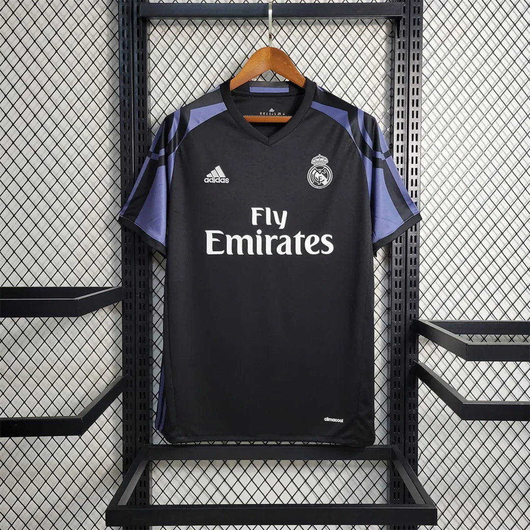 16-17 Real Madrid third away 12